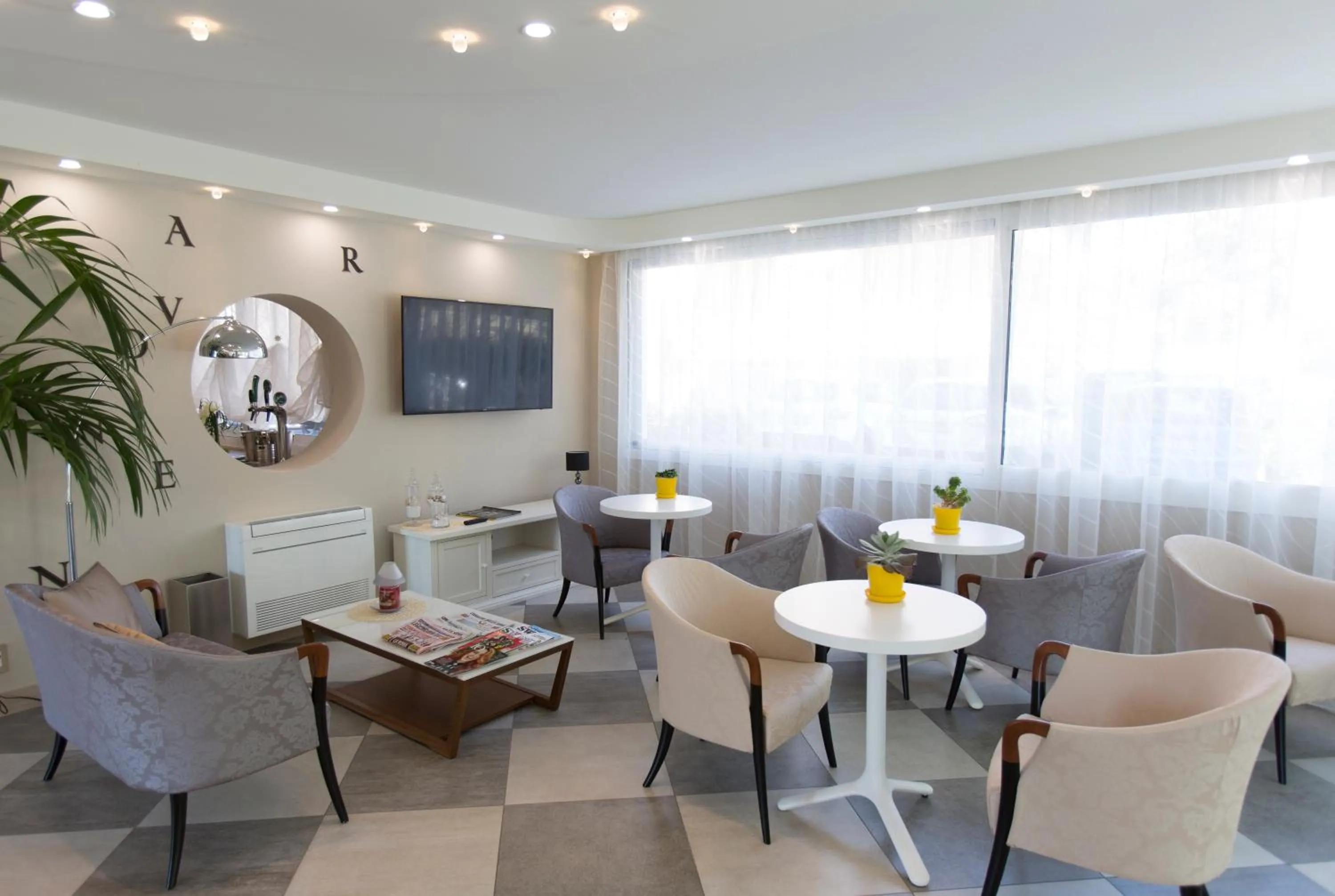 Communal lounge/ TV room in Nero D'Avorio Aparthotel & SPA