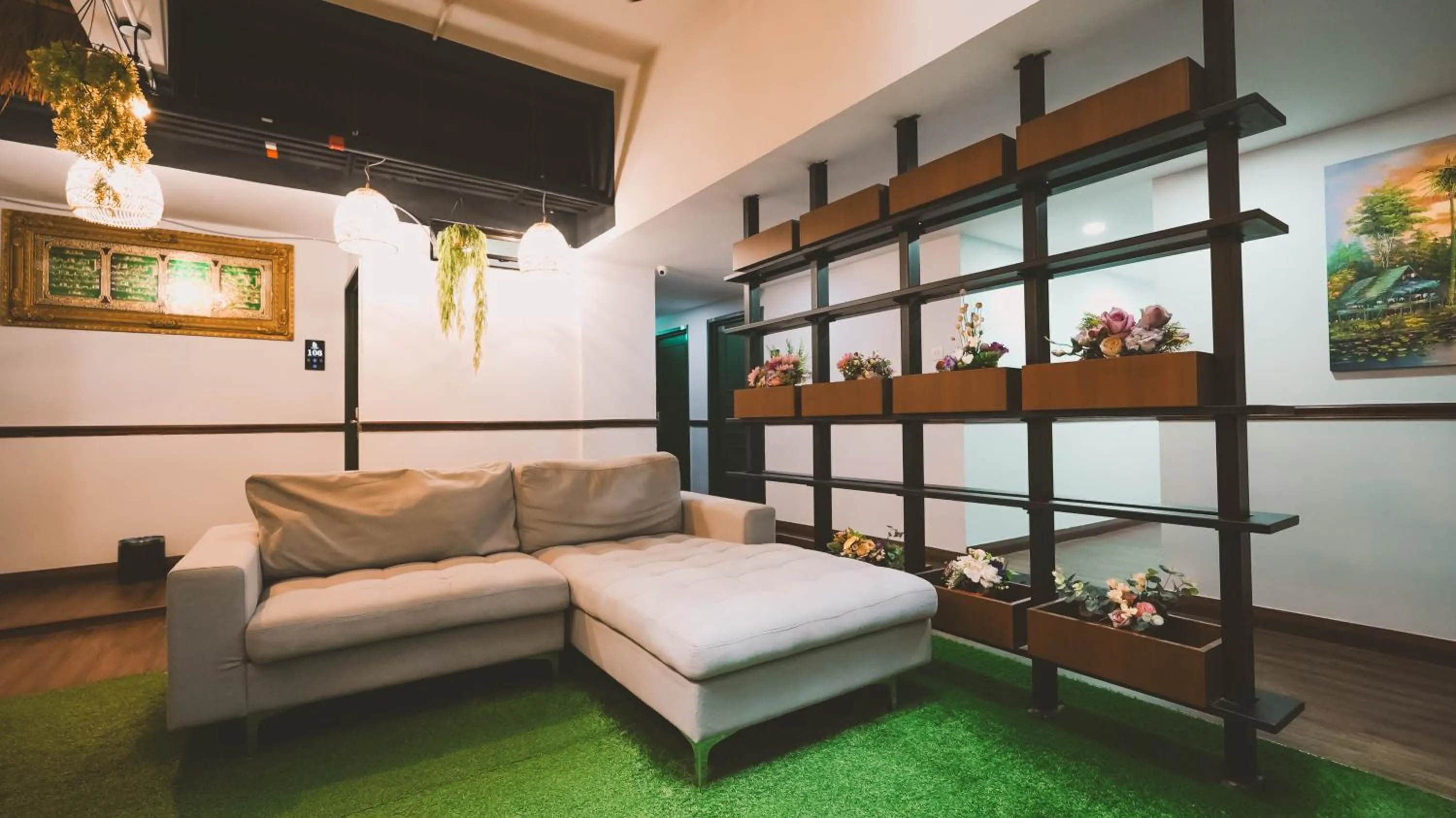 Communal lounge/ TV room in East Riverine Boutique Hotel