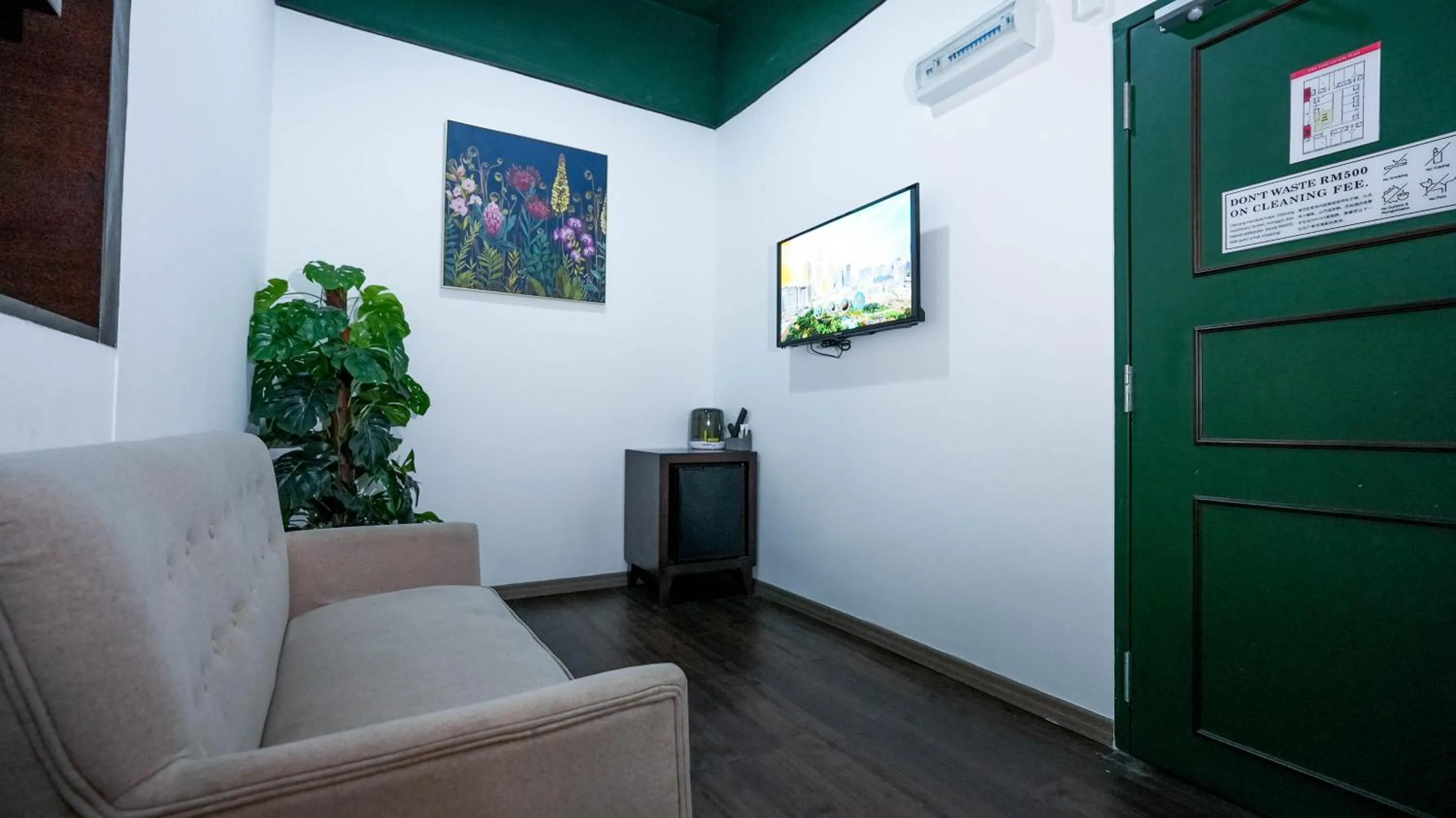 TV and multimedia in East Riverine Boutique Hotel