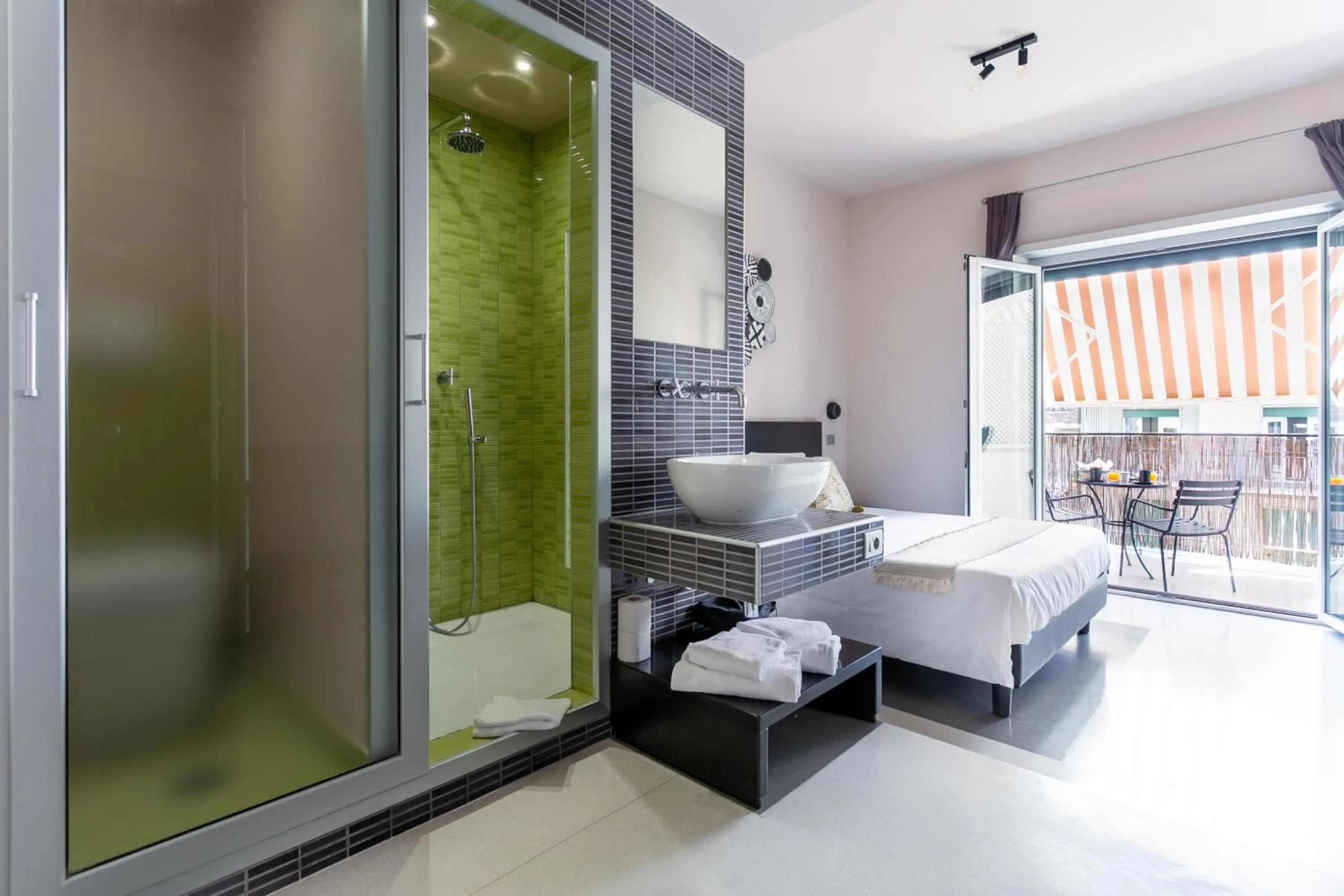 Shower, Bed in Moai Home