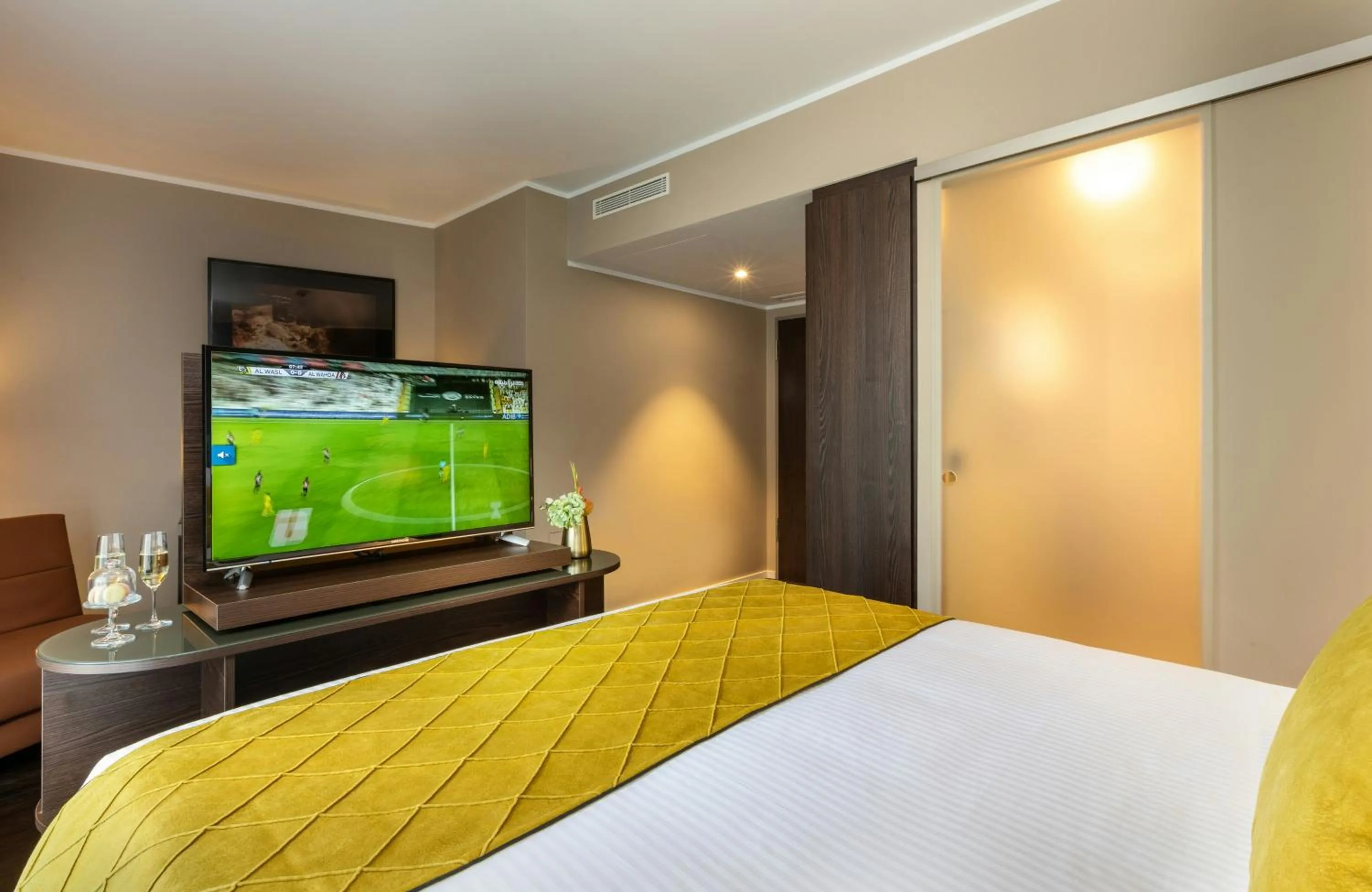 Photo of the whole room, Bed in Leonardo Hotel Dortmund