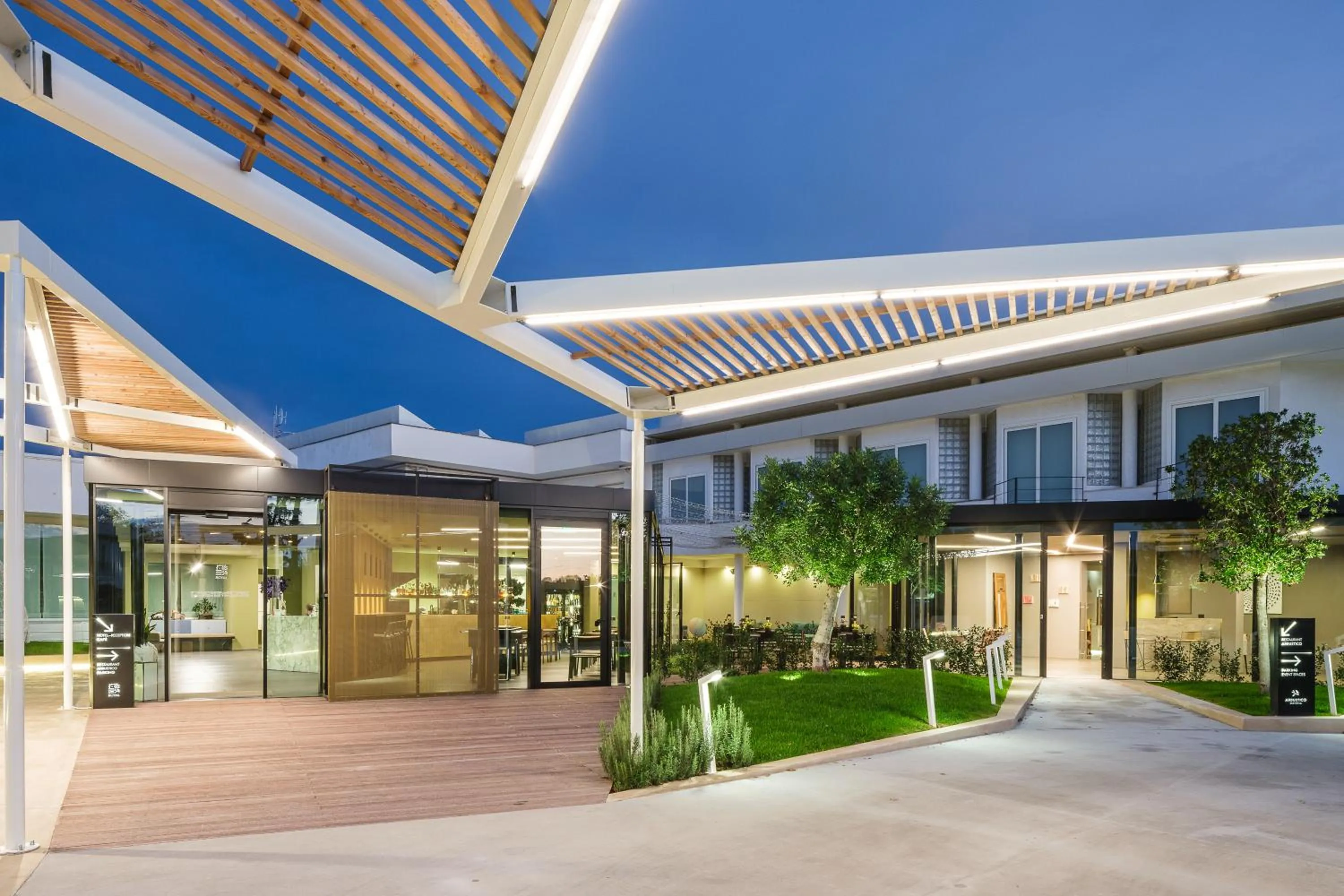 Facade/entrance in Hotel Royal Paestum