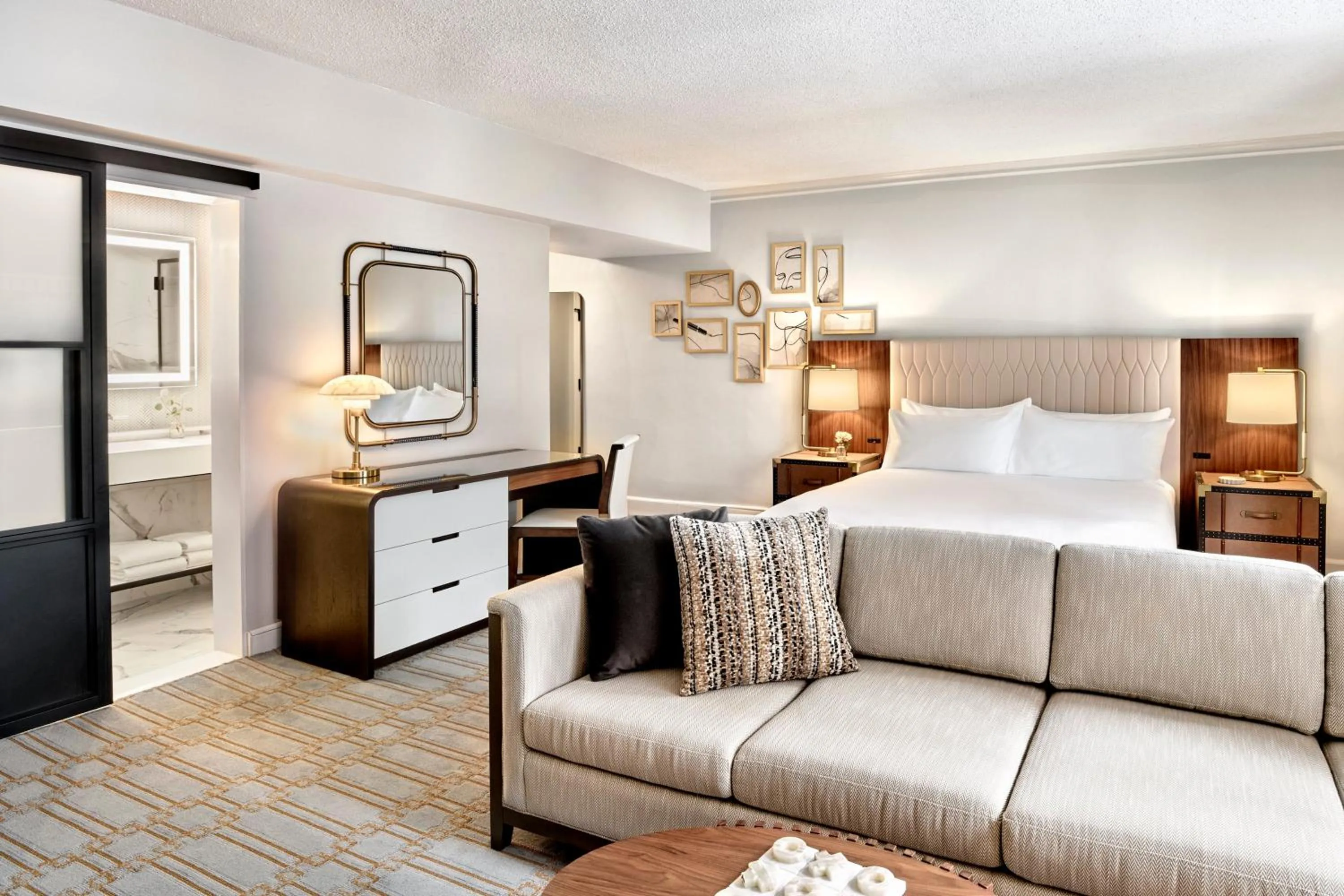 Photo of the whole room, Bed in Boston Omni Parker House Hotel