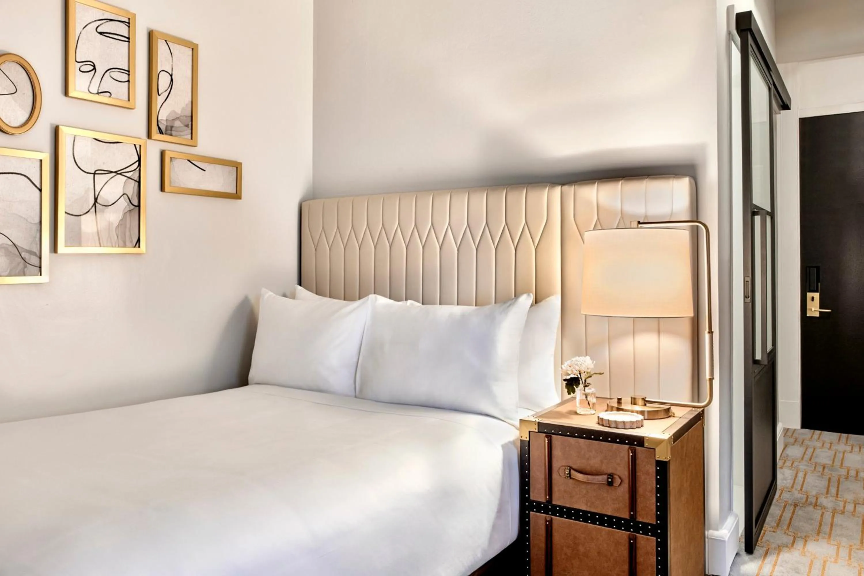 Photo of the whole room, Bed in Boston Omni Parker House Hotel