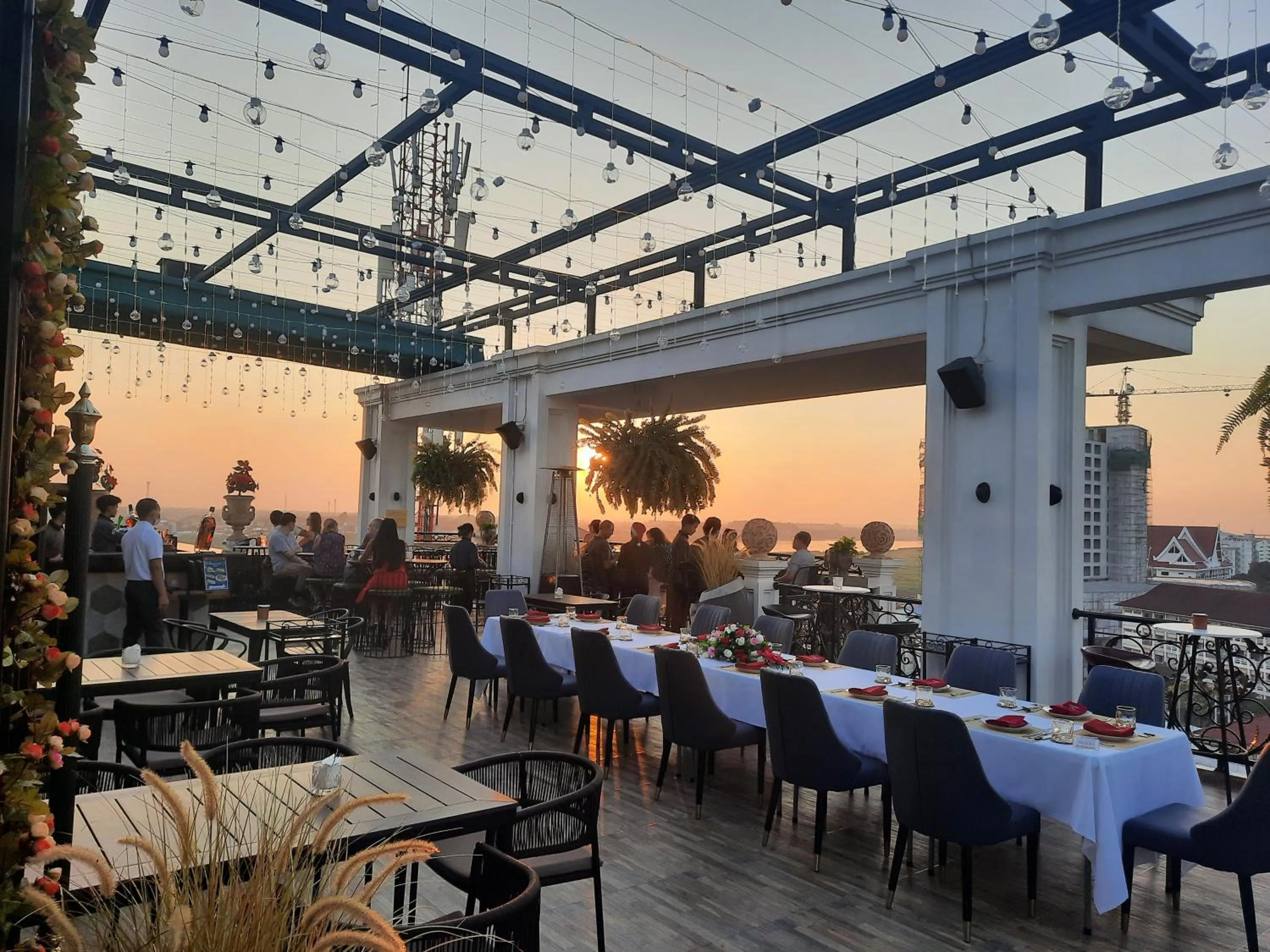 Restaurant/places to eat in SureStay Hotel by Best Western Vientiane