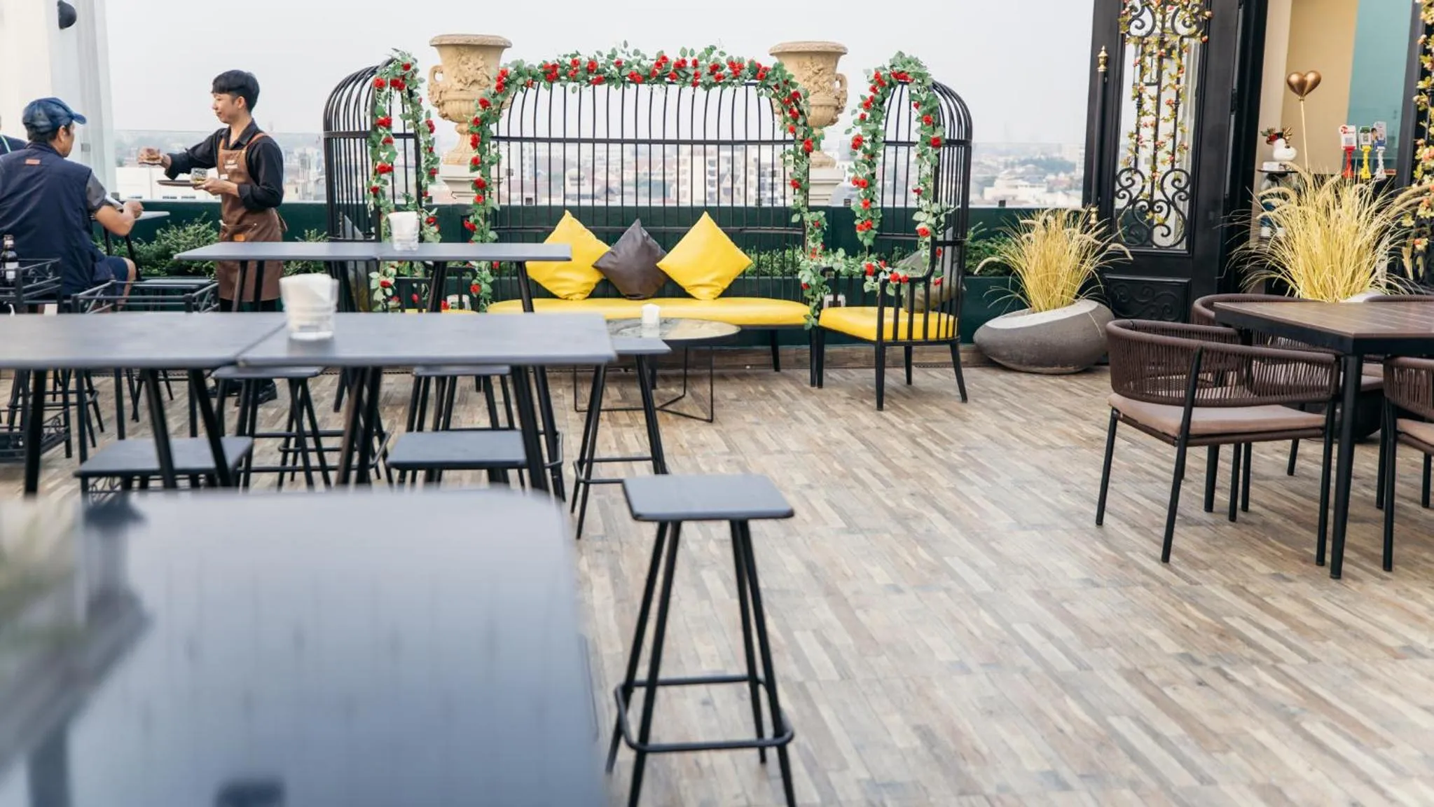 Lounge or bar in SureStay Hotel by Best Western Vientiane