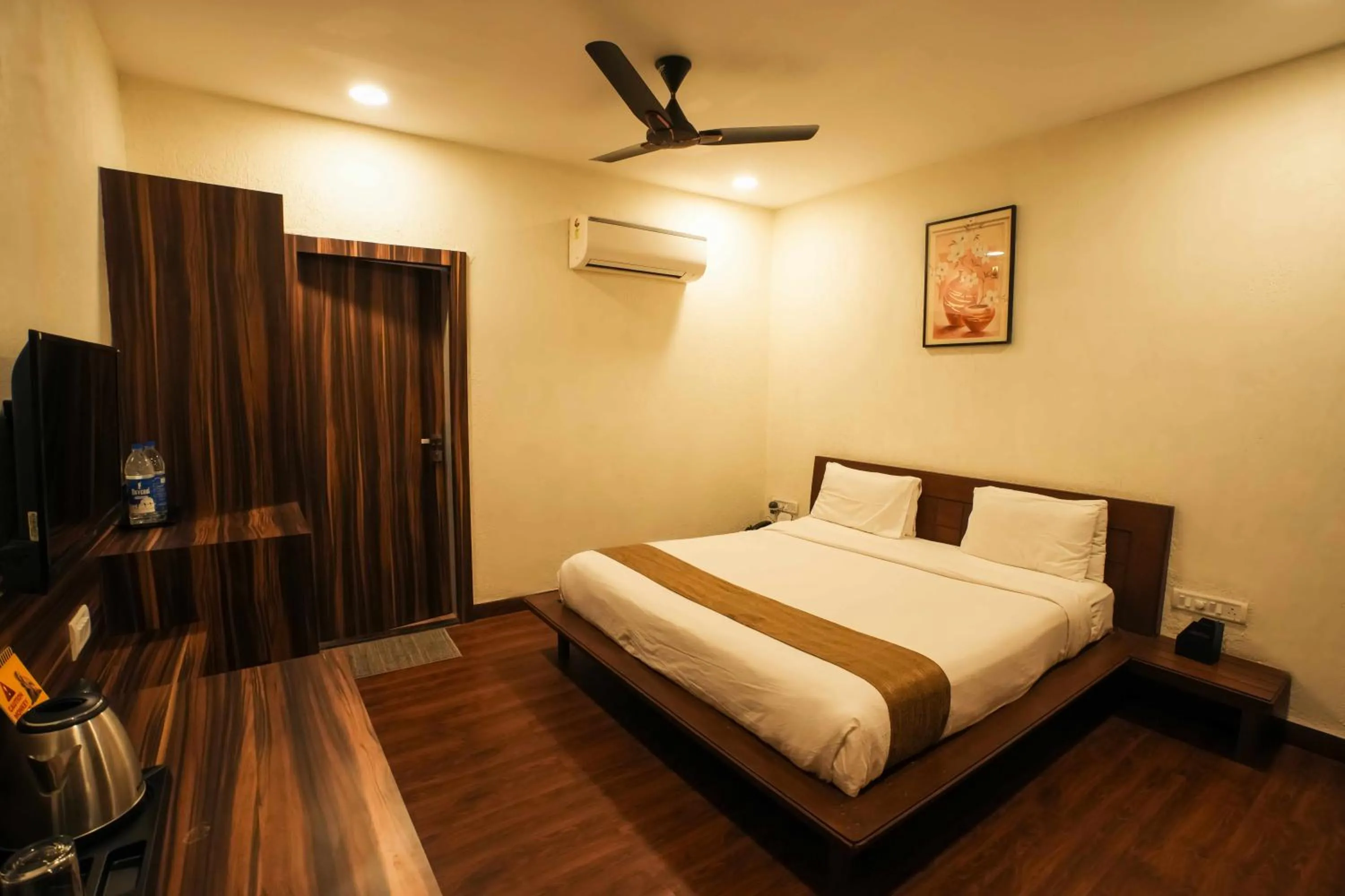 Photo of the whole room, Bed in Adamo The Village