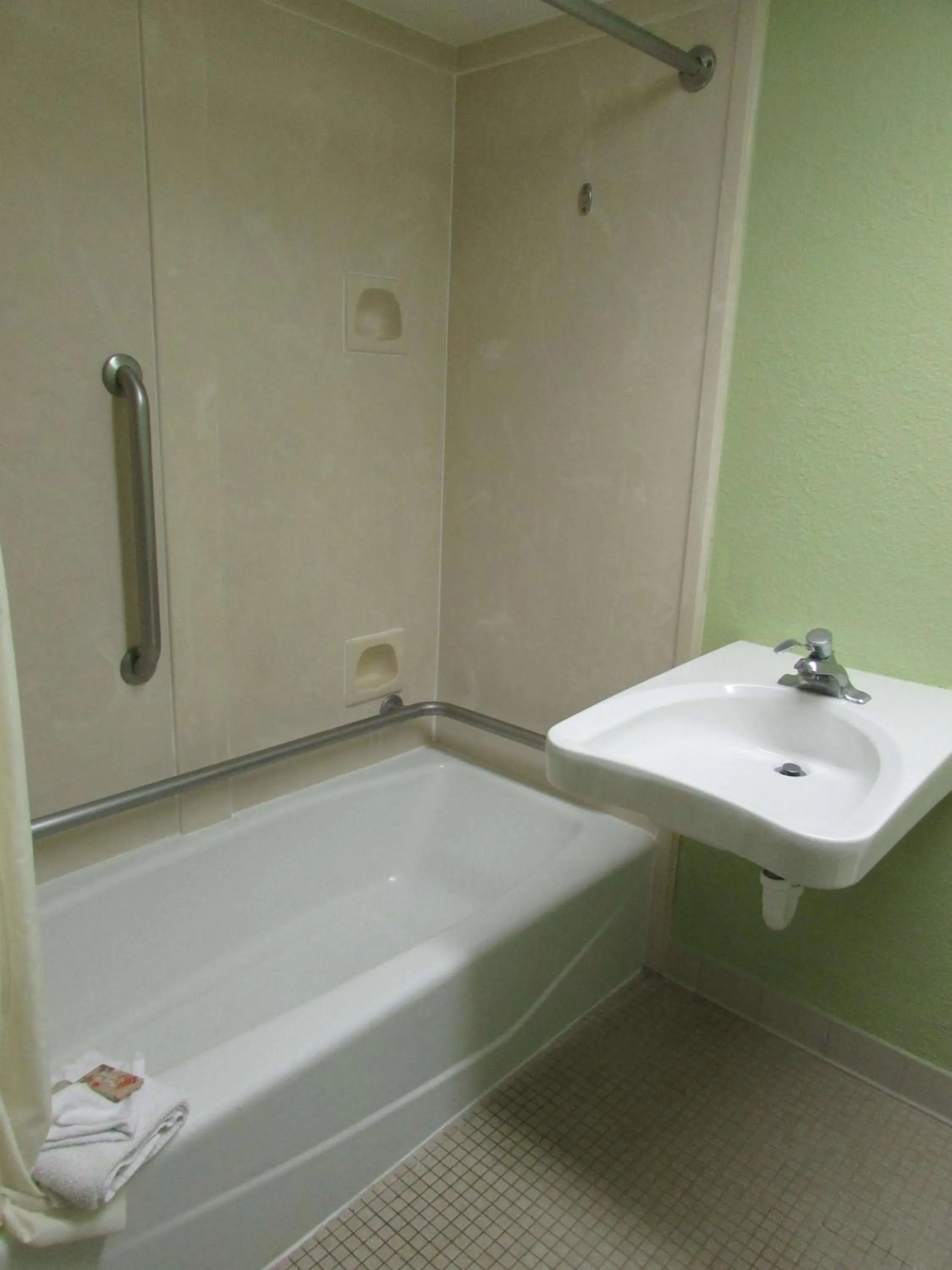 Shower in Seralago Hotel & Suites Main Gate East