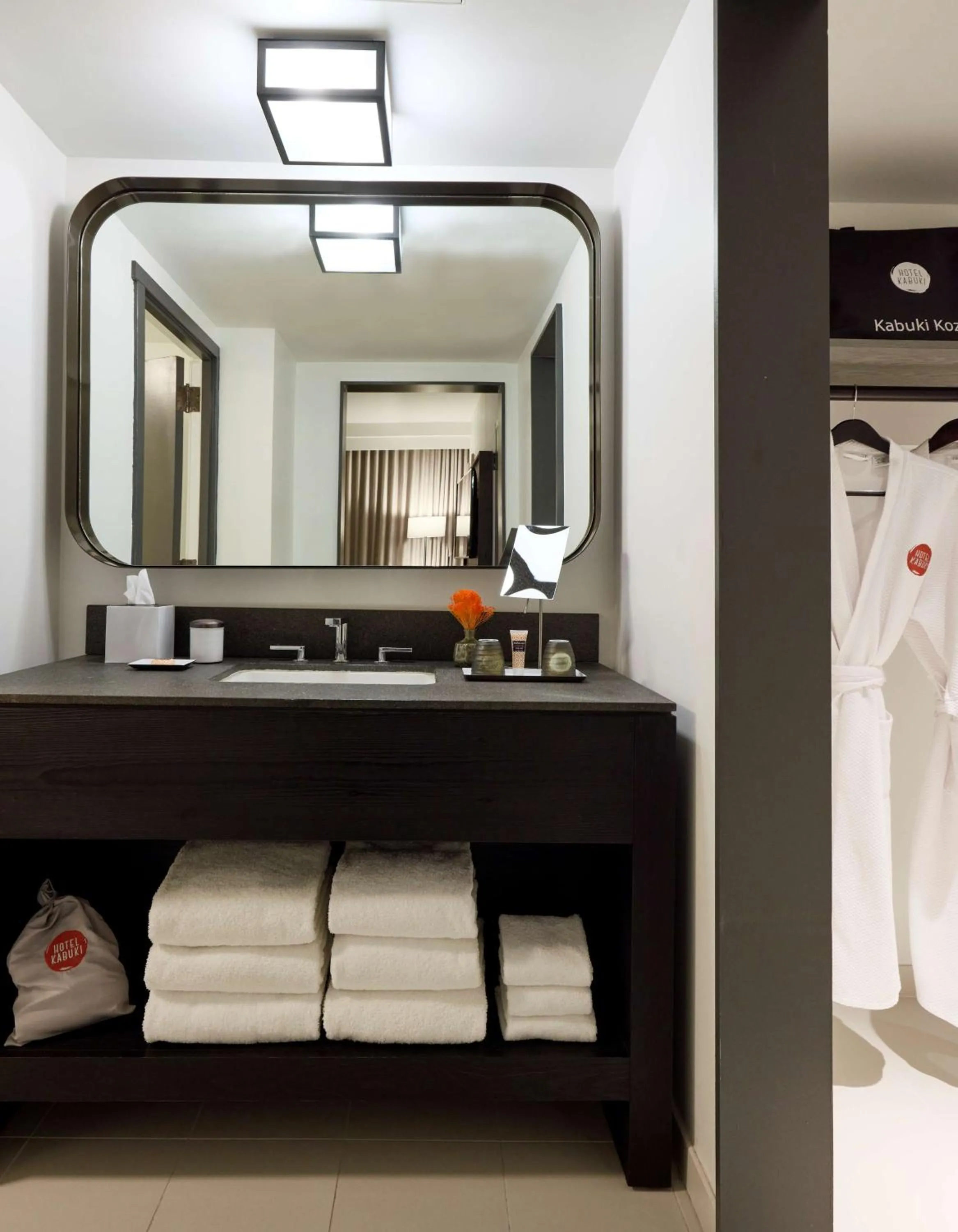 Bathroom in Hotel Kabuki, part of JdV by Hyatt