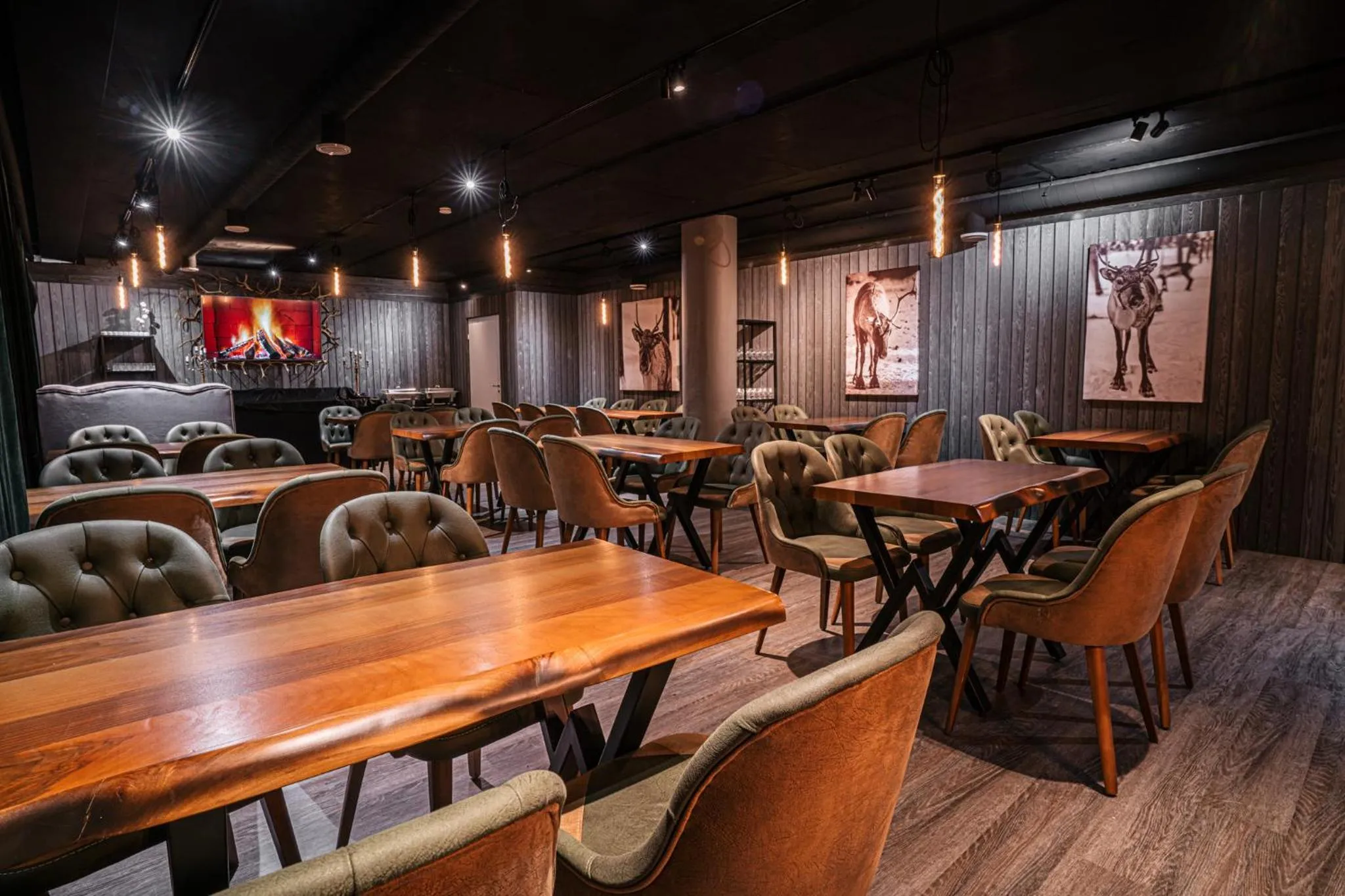 Restaurant/places to eat in Levi Black Apartments