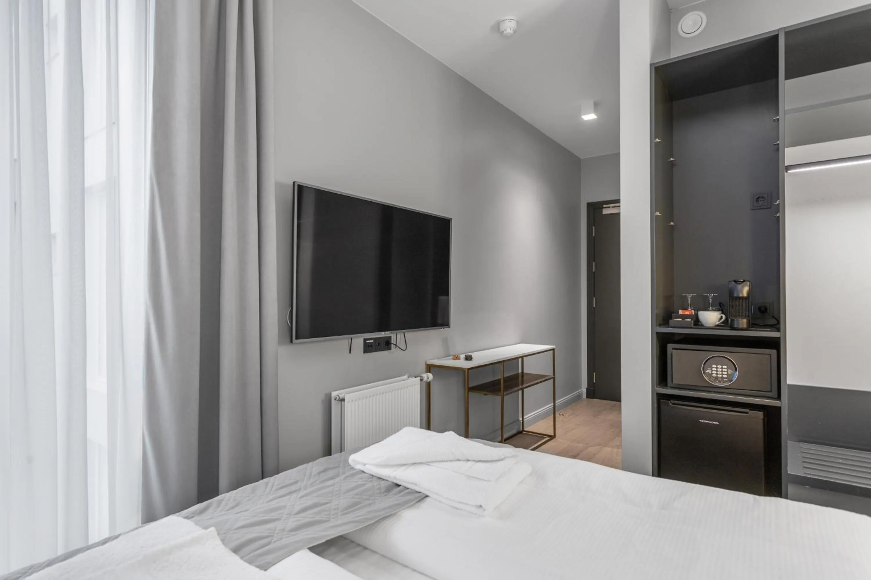 TV and multimedia, Bed in Midtown Hotel