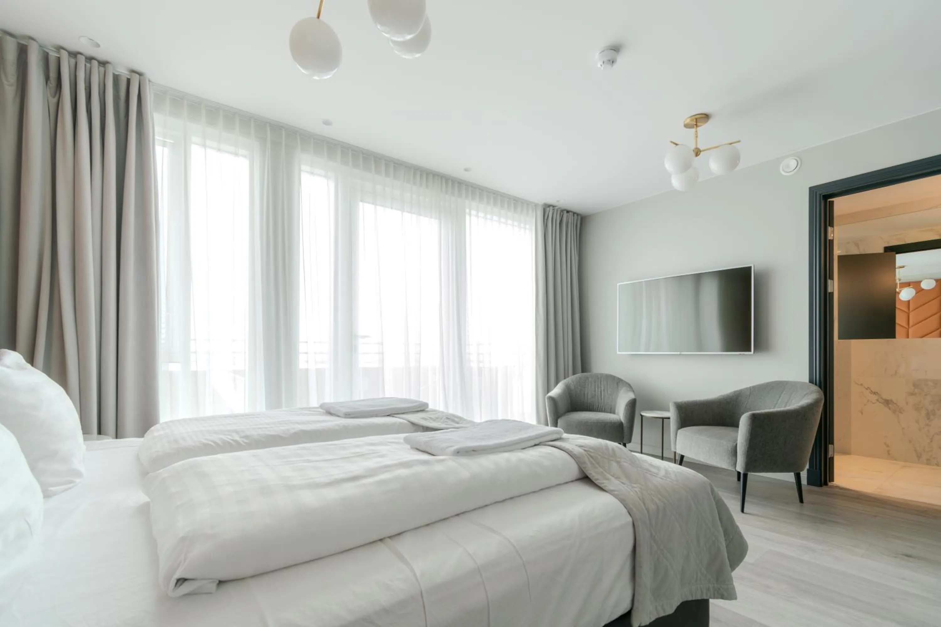 Bed in Midtown Hotel