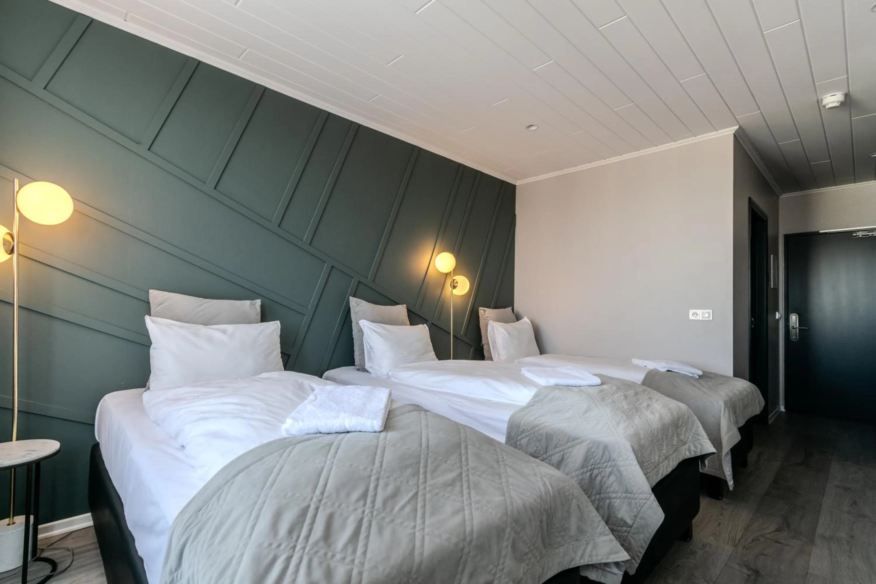 Bedroom, Bed in Midtown Hotel