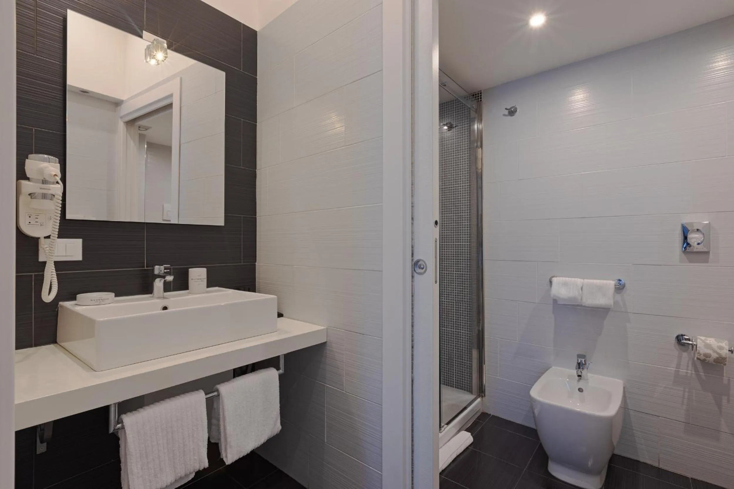 Shower in Palco Rooms&Suites