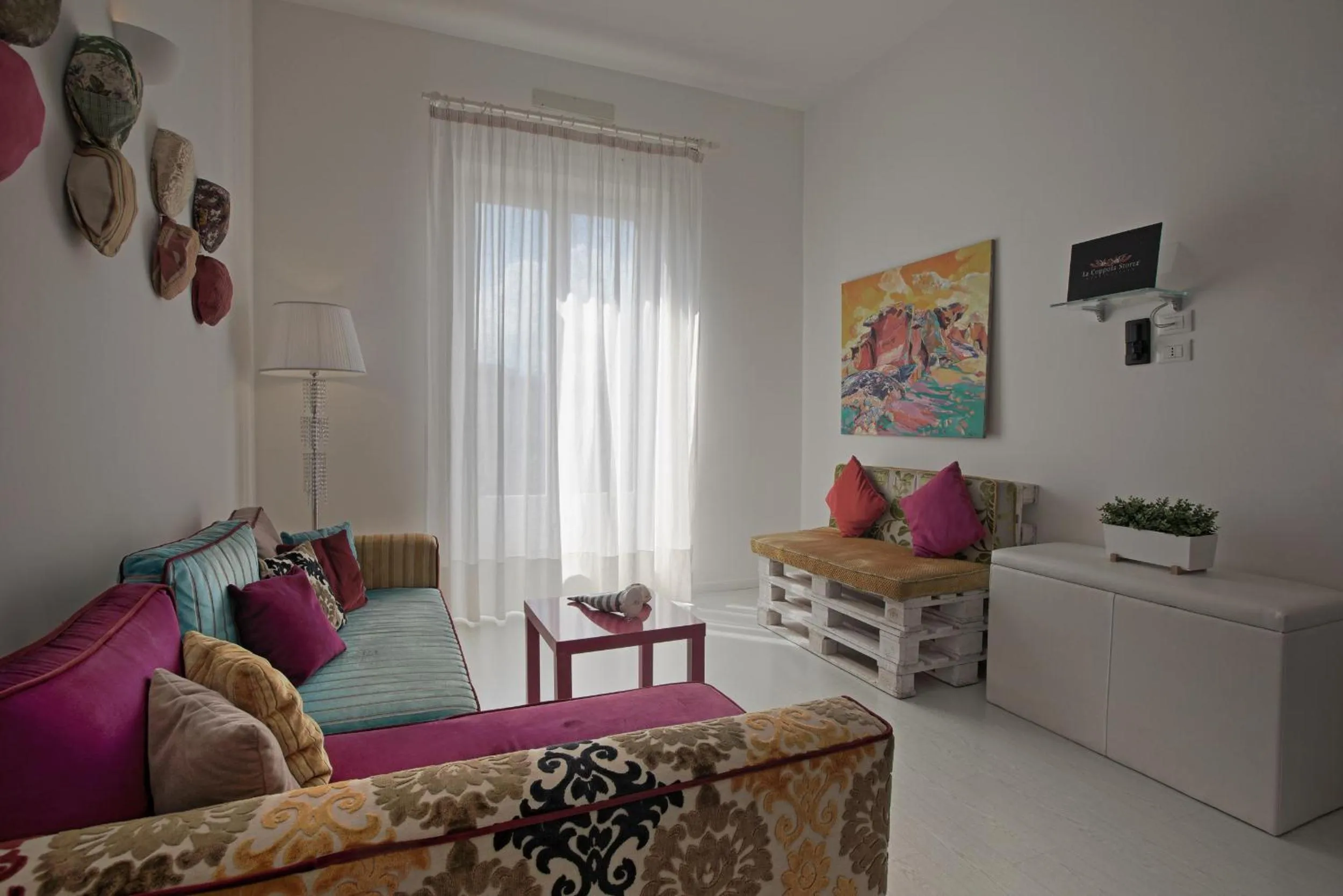 Communal lounge/ TV room in Palco Rooms&Suites