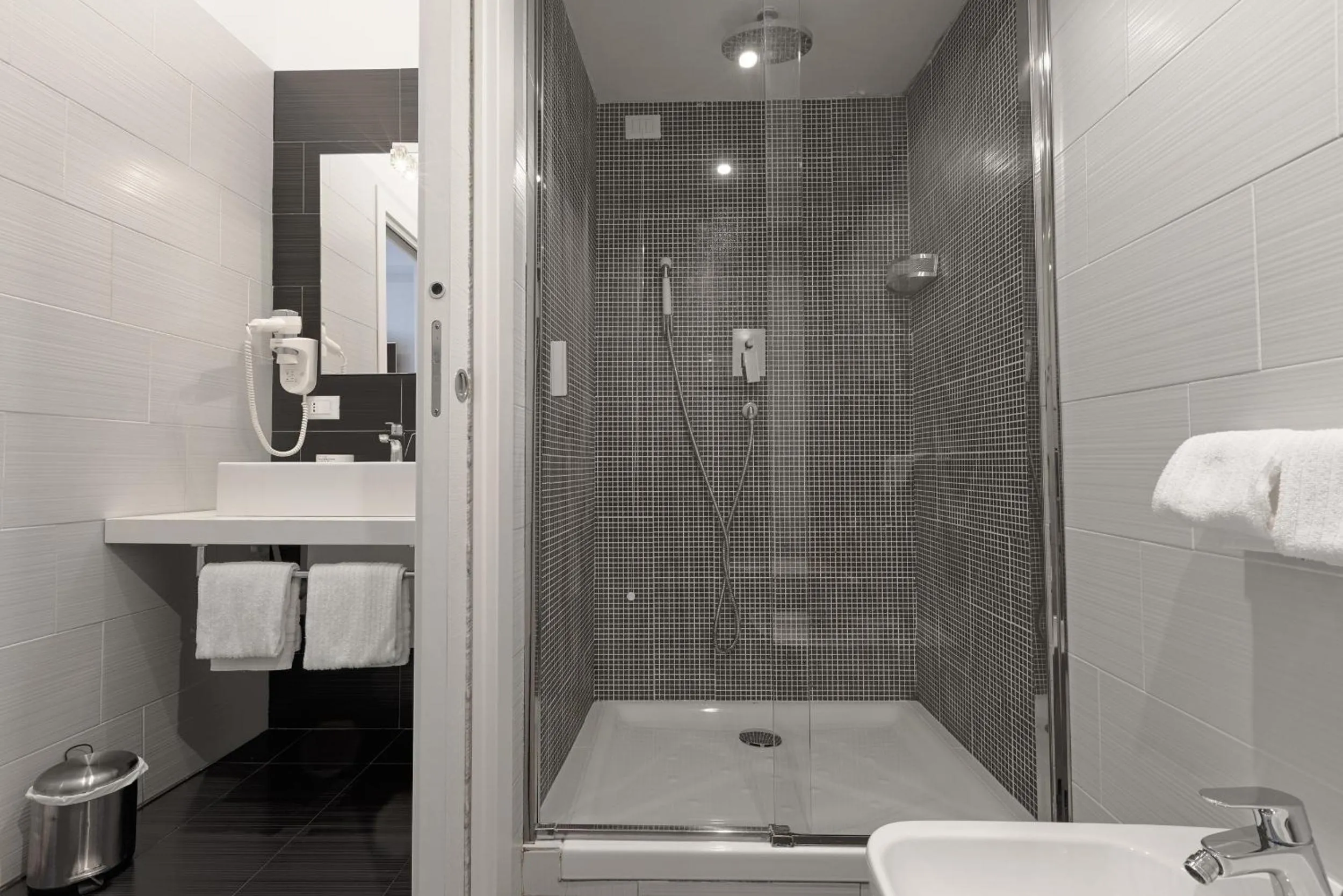 Shower in Palco Rooms&Suites