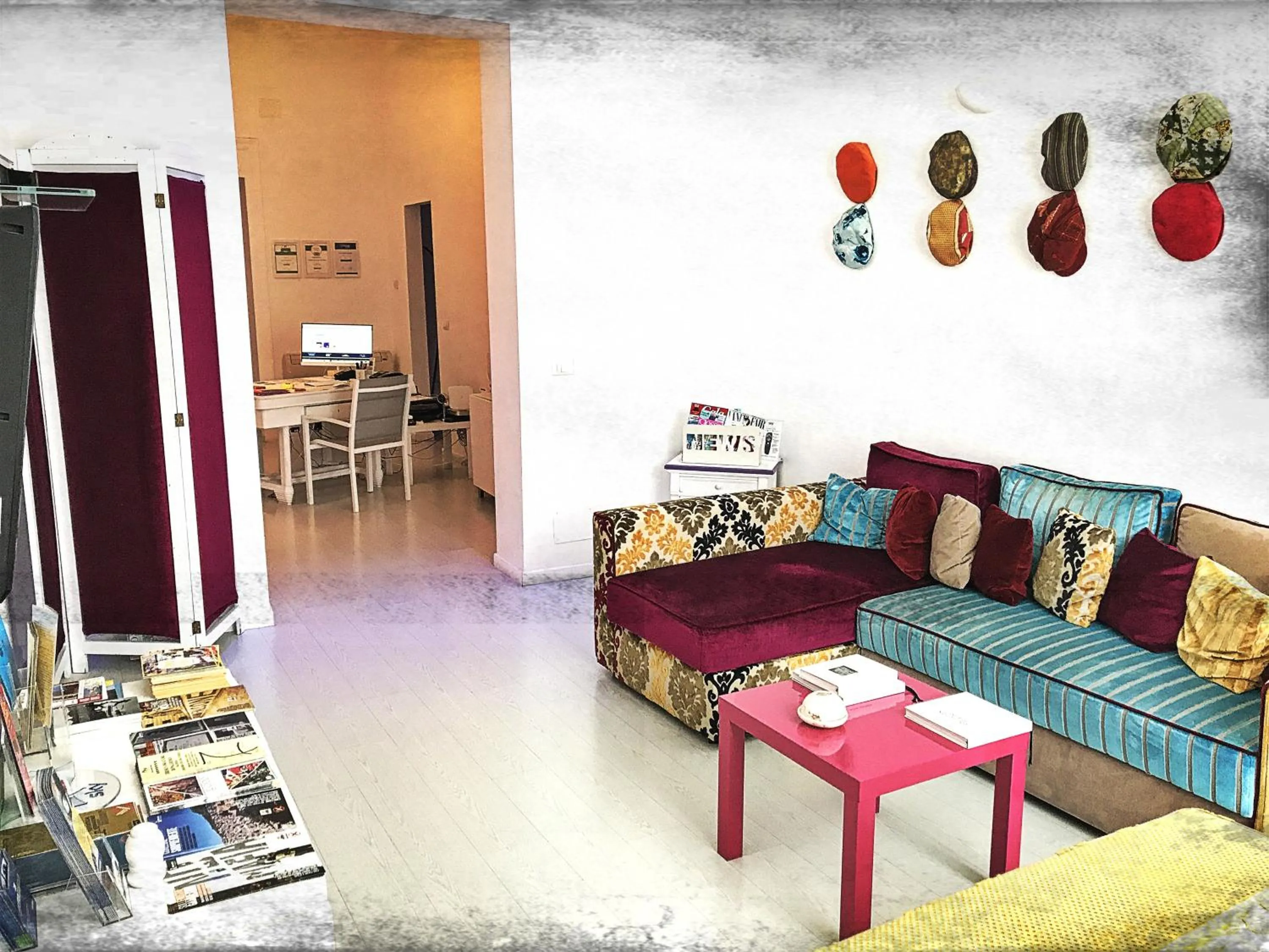 Communal lounge/ TV room in Palco Rooms&Suites