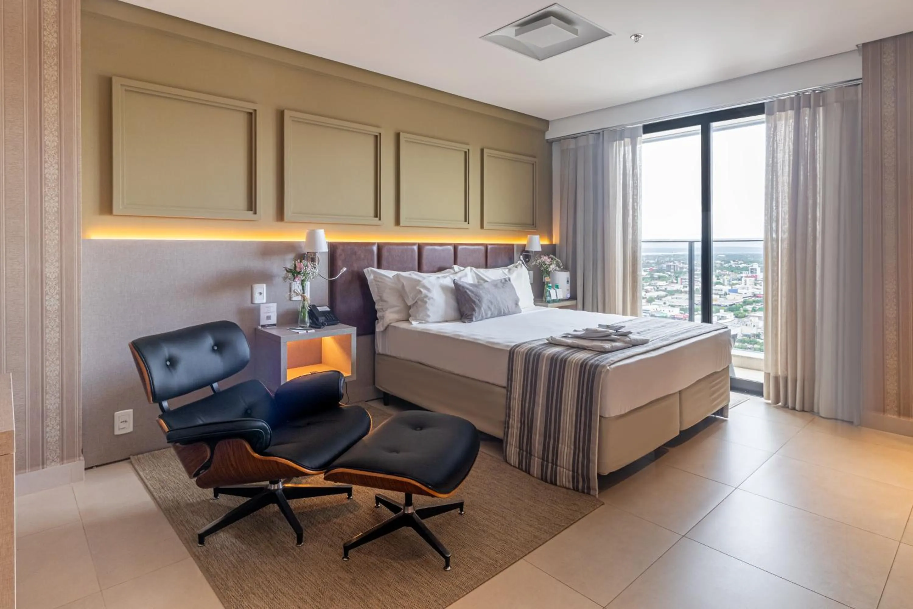 Photo of the whole room, Bed in Hplus Premium Palmas