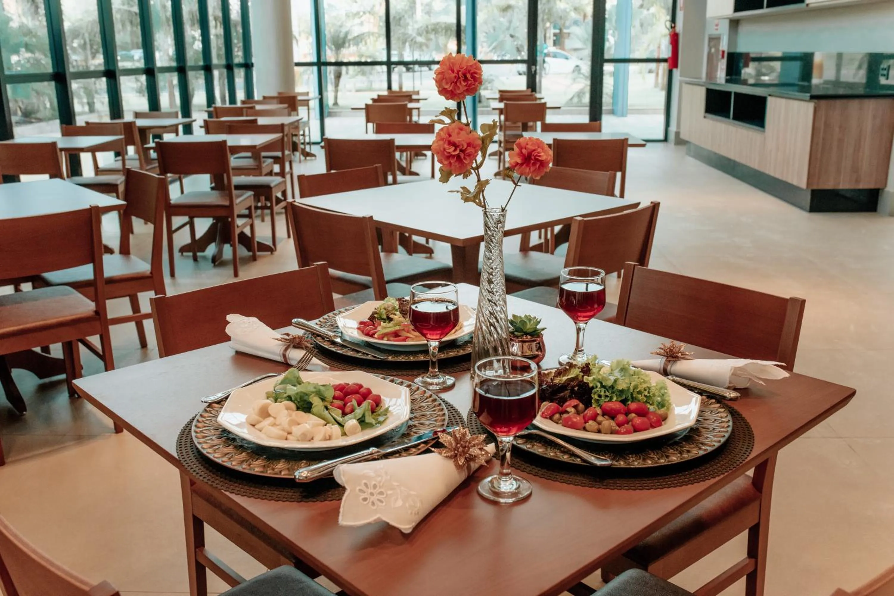 Restaurant/places to eat in Hplus Premium Palmas