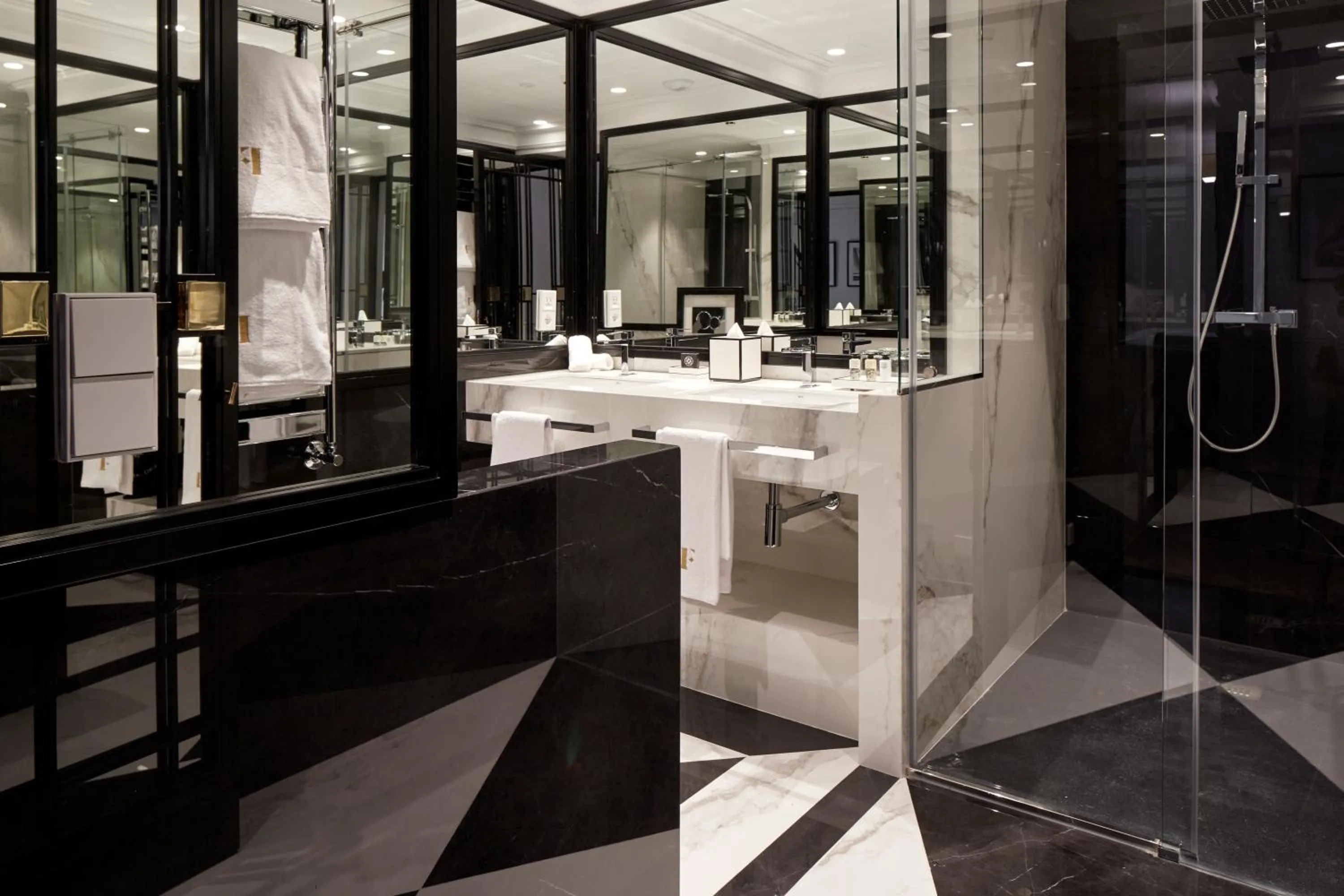 Shower in Hotel Boutique Villa Favorita