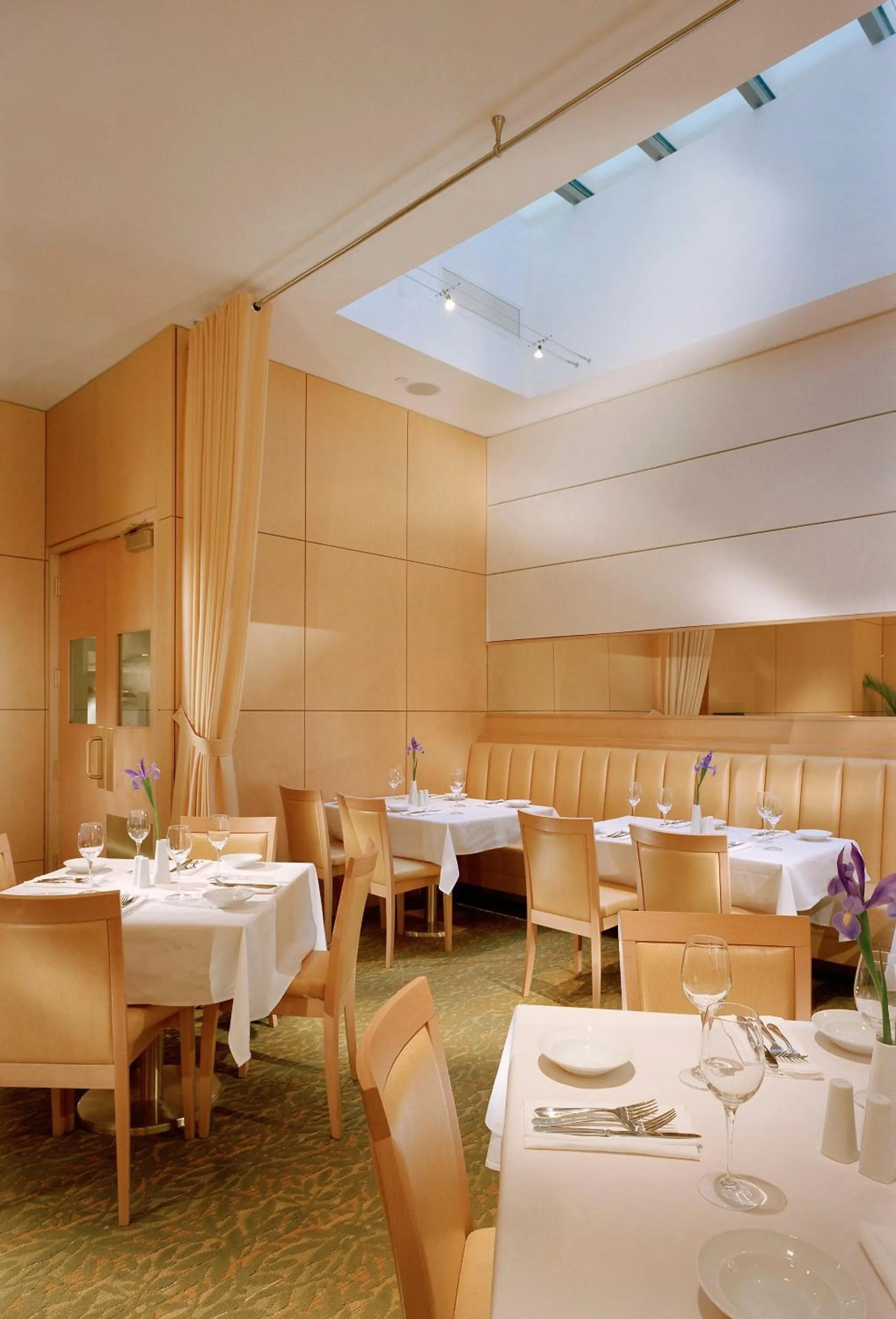 Restaurant/places to eat in Orchard Garden Hotel