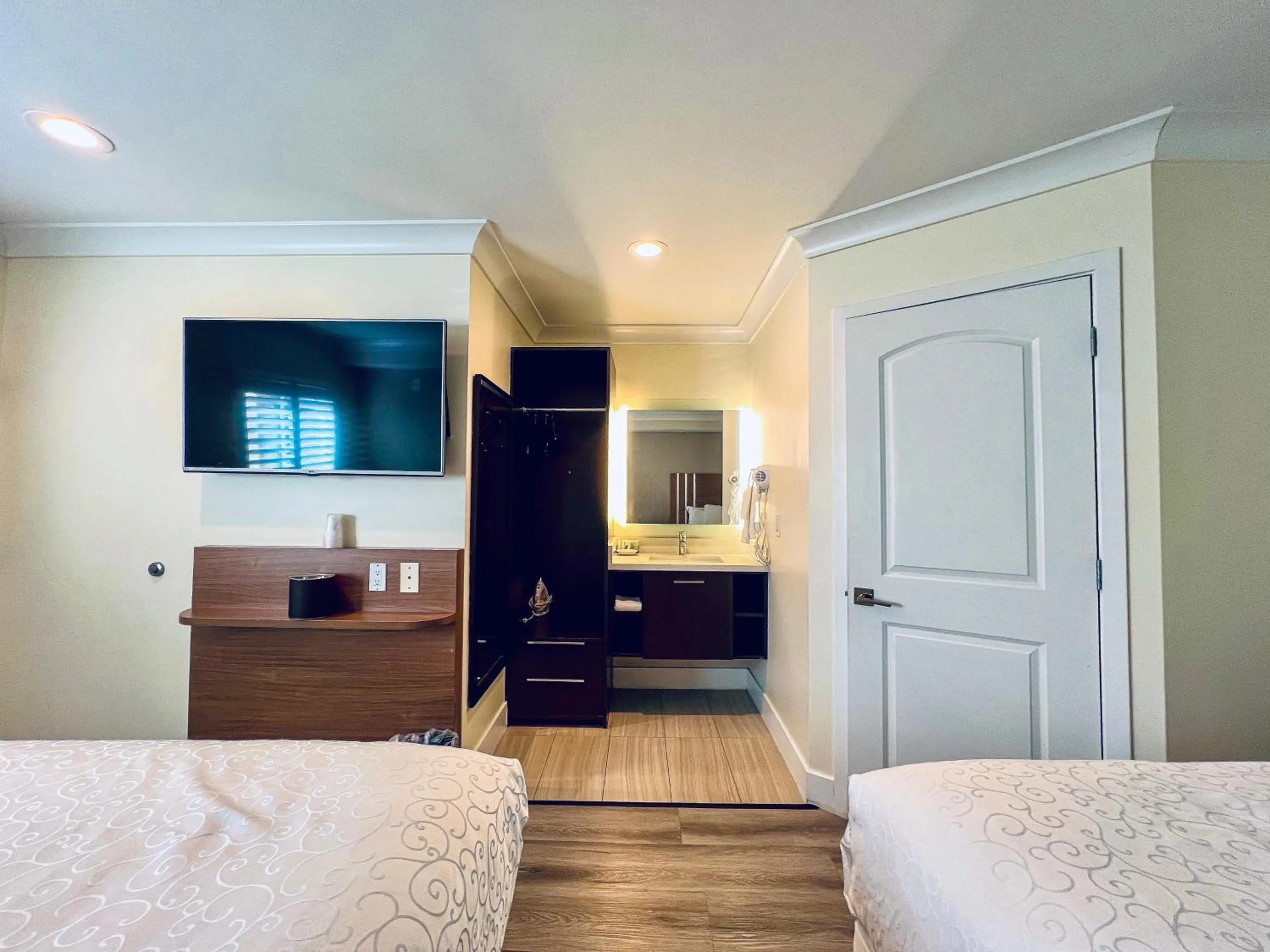 View (from property/room), Bed in Greenwich Inn