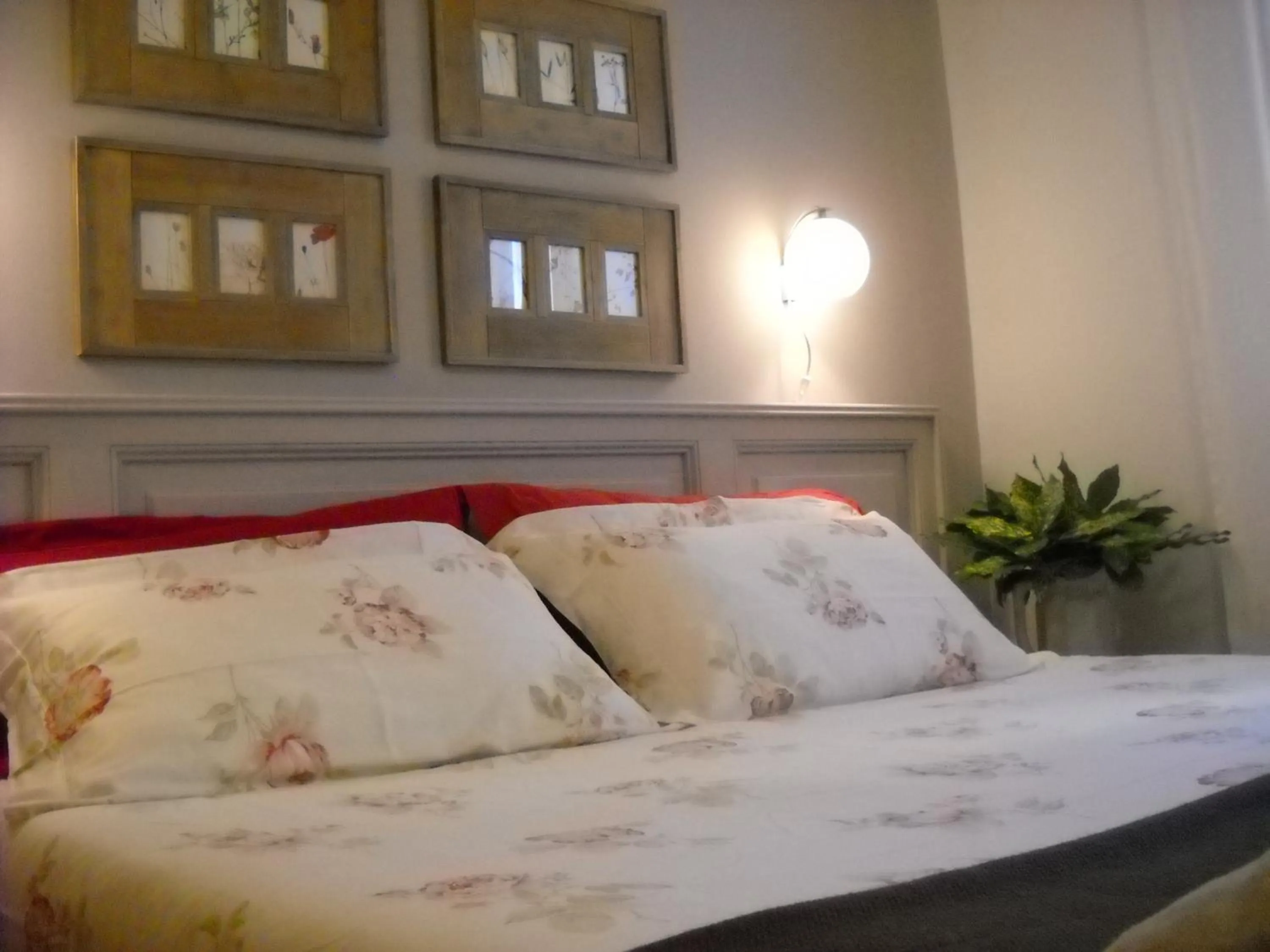 Photo of the whole room, Bed in La Casa del Giardiniere