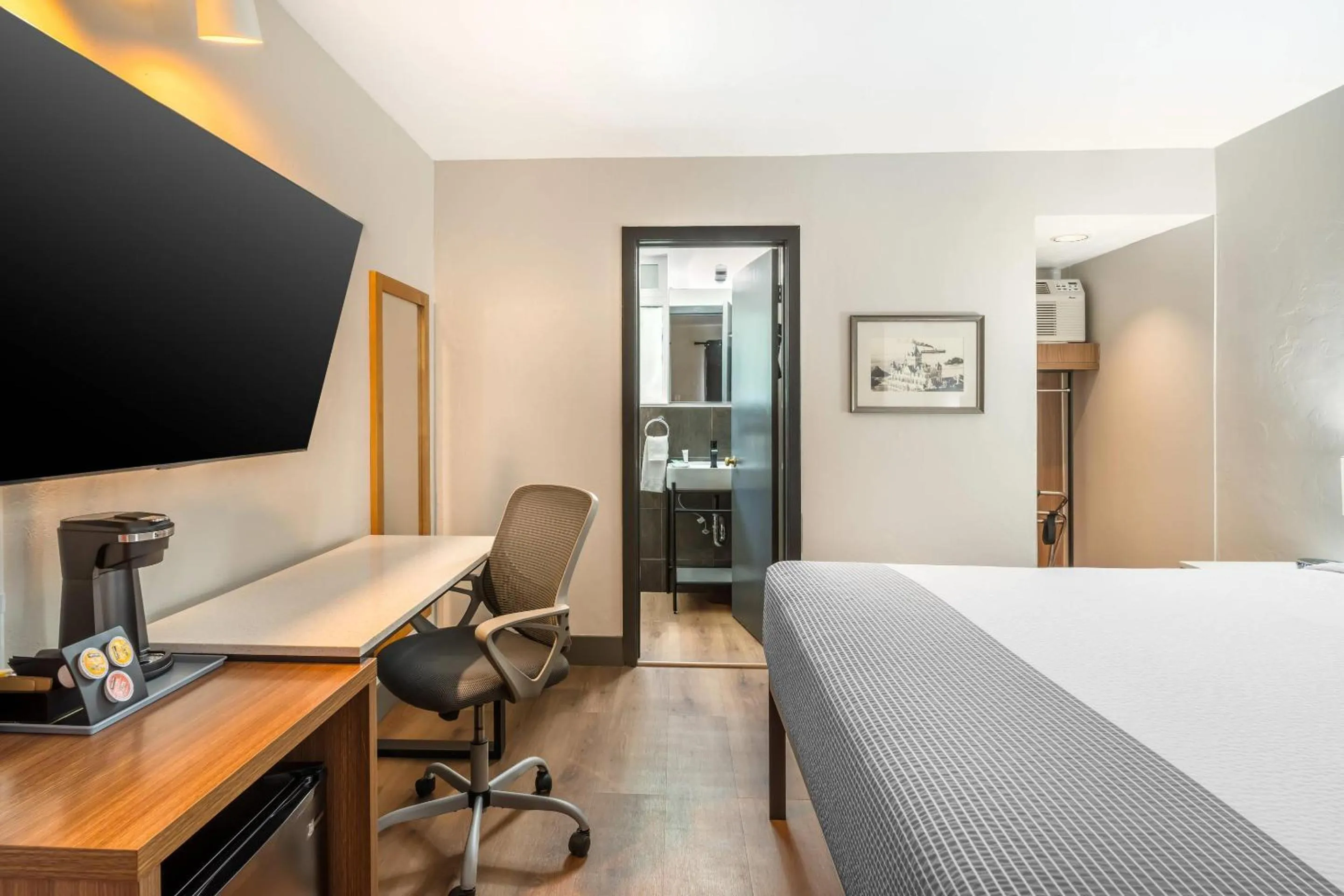 Bedroom, Bed in La Luna Inn, an Ascend Collection Hotel