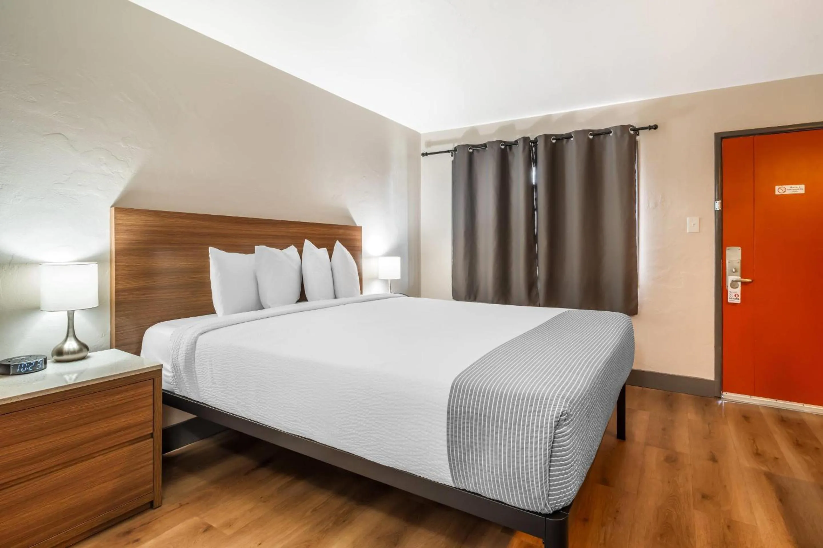 Bedroom, Bed in La Luna Inn, an Ascend Collection Hotel