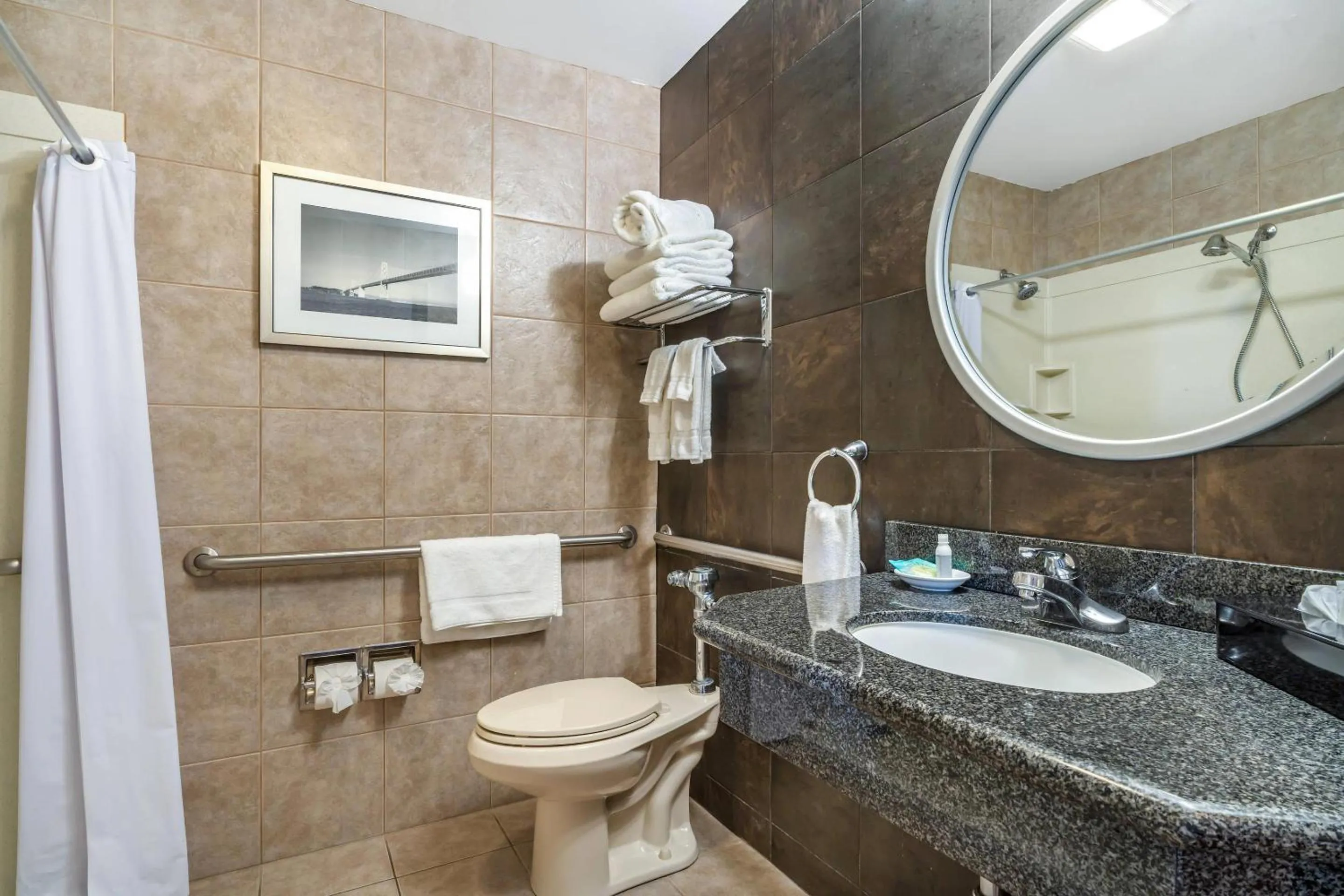 Bathroom in La Luna Inn, an Ascend Collection Hotel