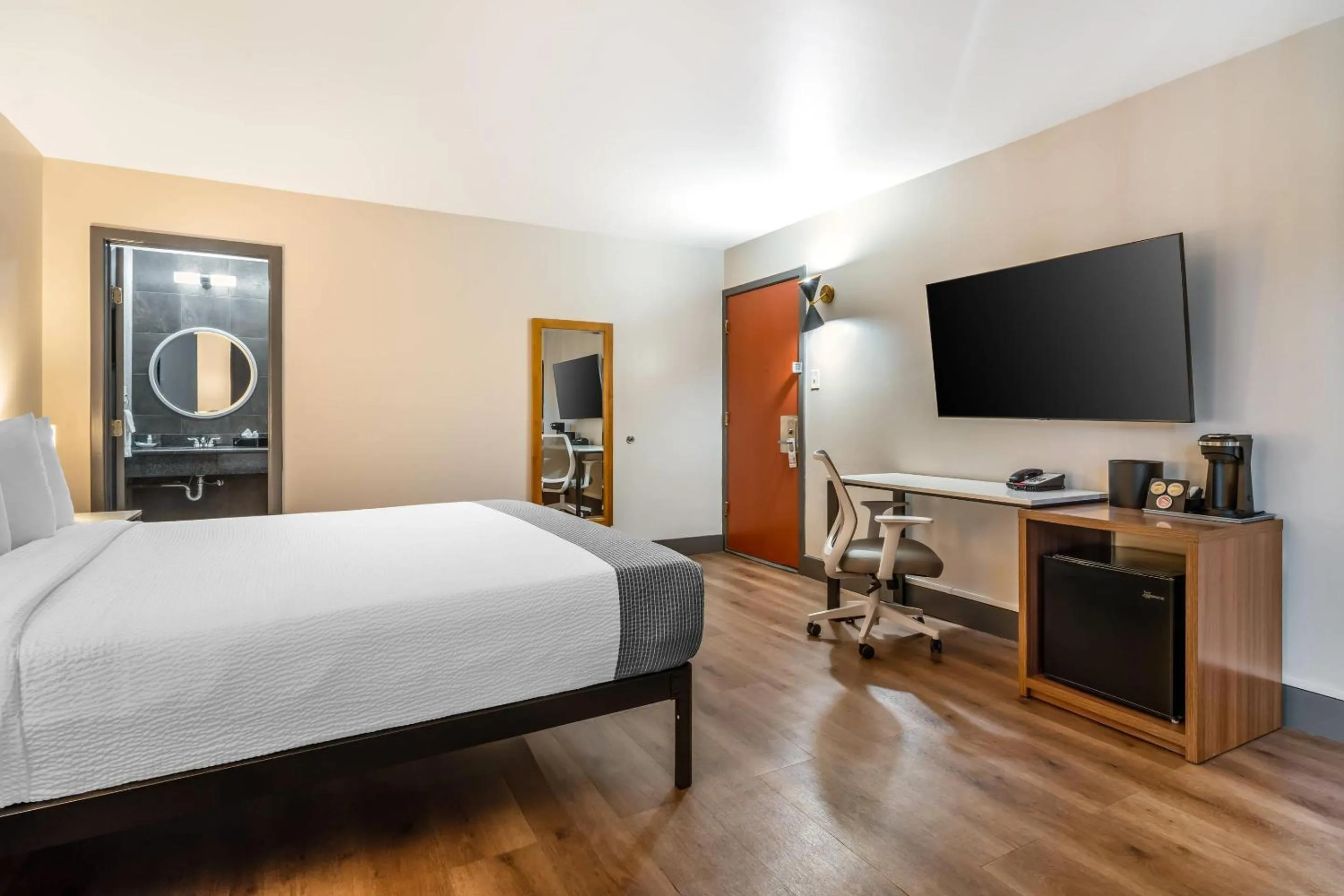 Bedroom, Bed in La Luna Inn, an Ascend Collection Hotel