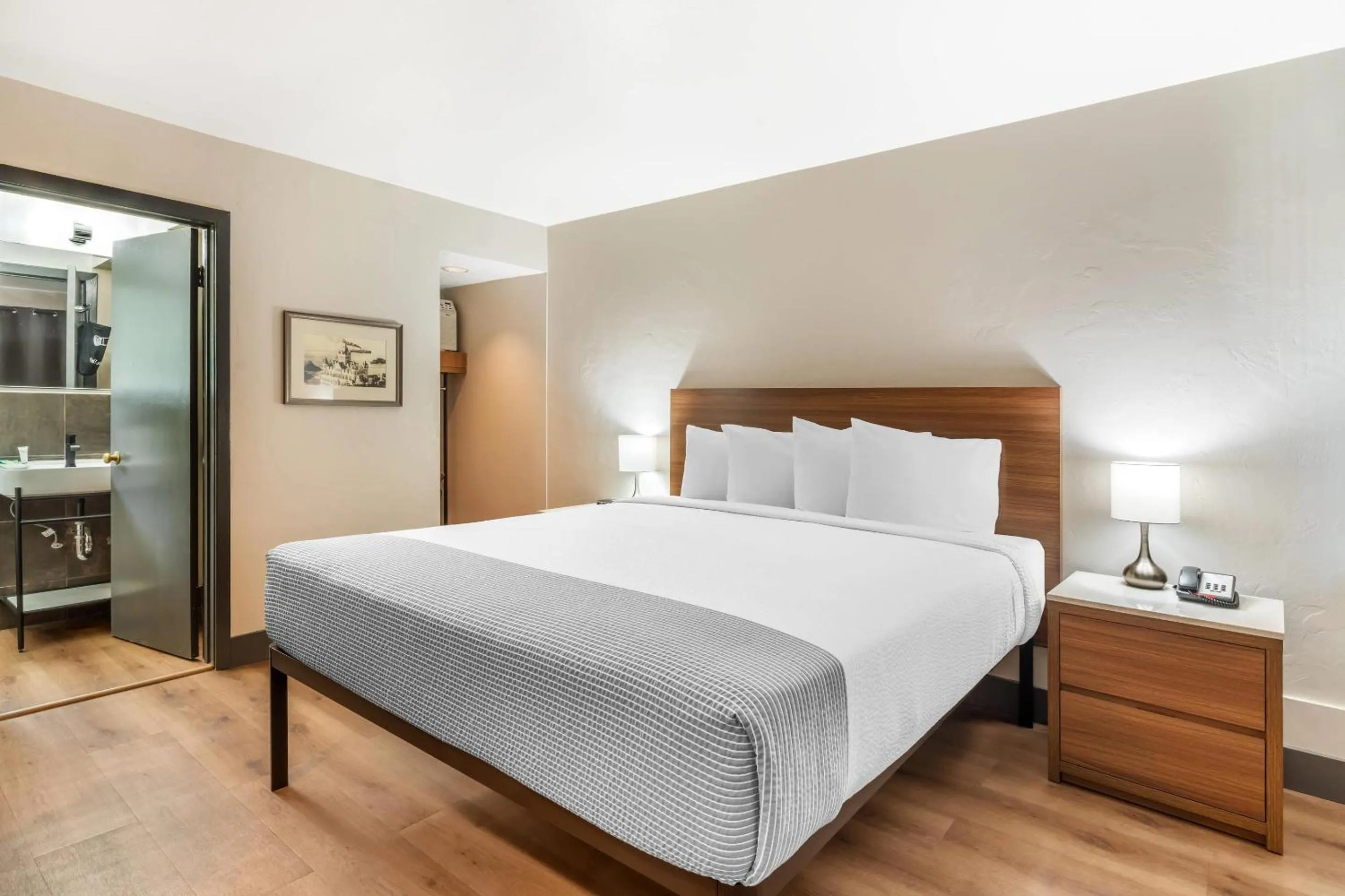 Bedroom, Bed in La Luna Inn, an Ascend Collection Hotel