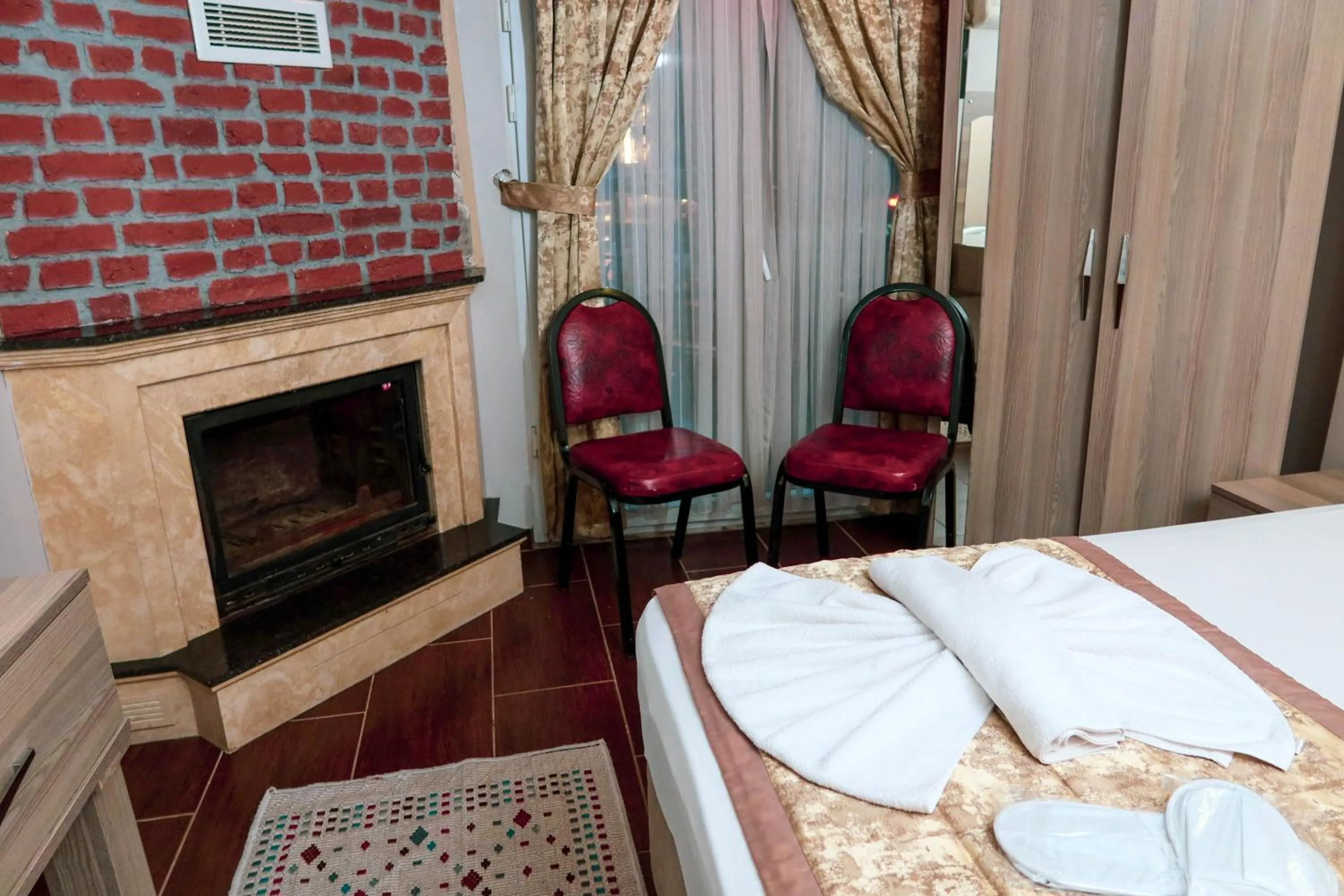 fireplace, Bed in Ağva Carpediem Otel