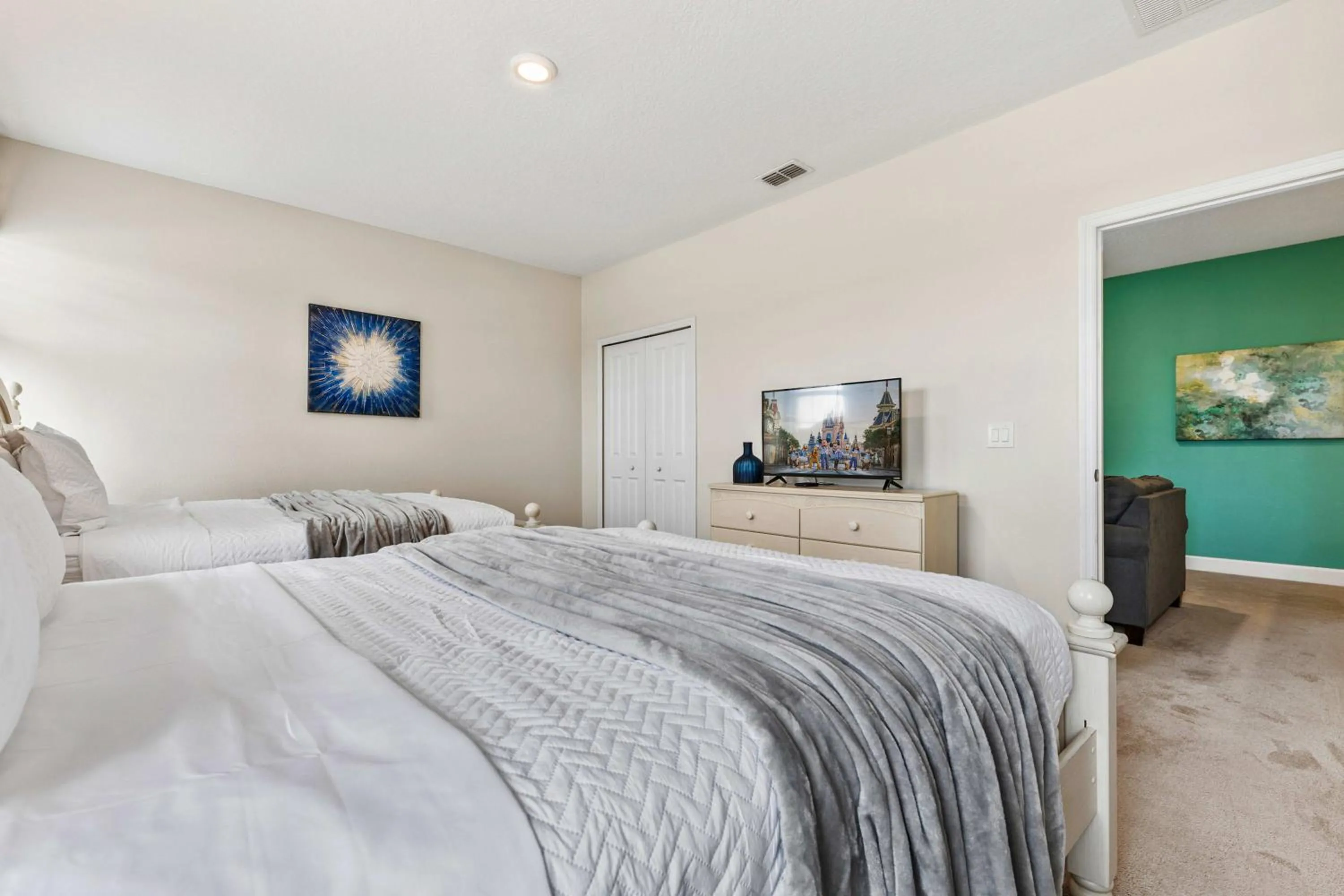 Bed in 3b25b Townhouse 15 min from Disney Enclaves at Festival