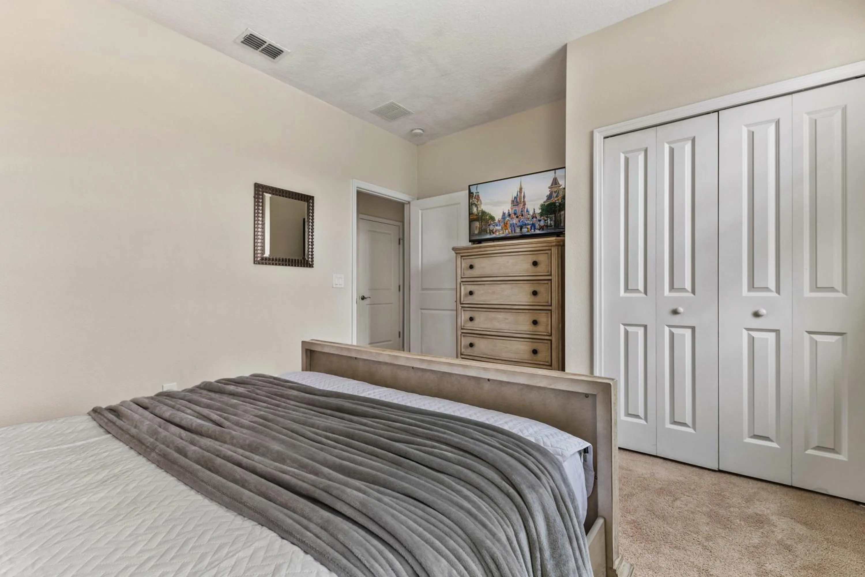 Bed in 3b25b Townhouse 15 min from Disney Enclaves at Festival