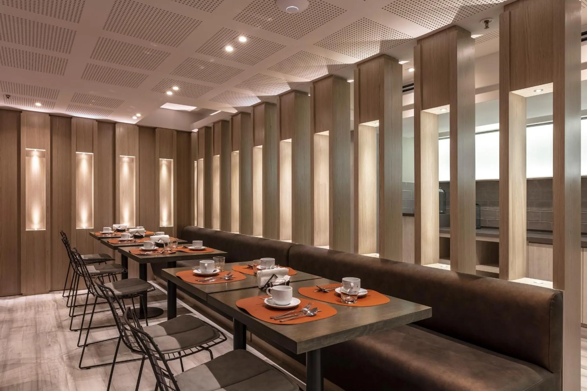 Restaurant/places to eat in Huinid Obelisco Hotel