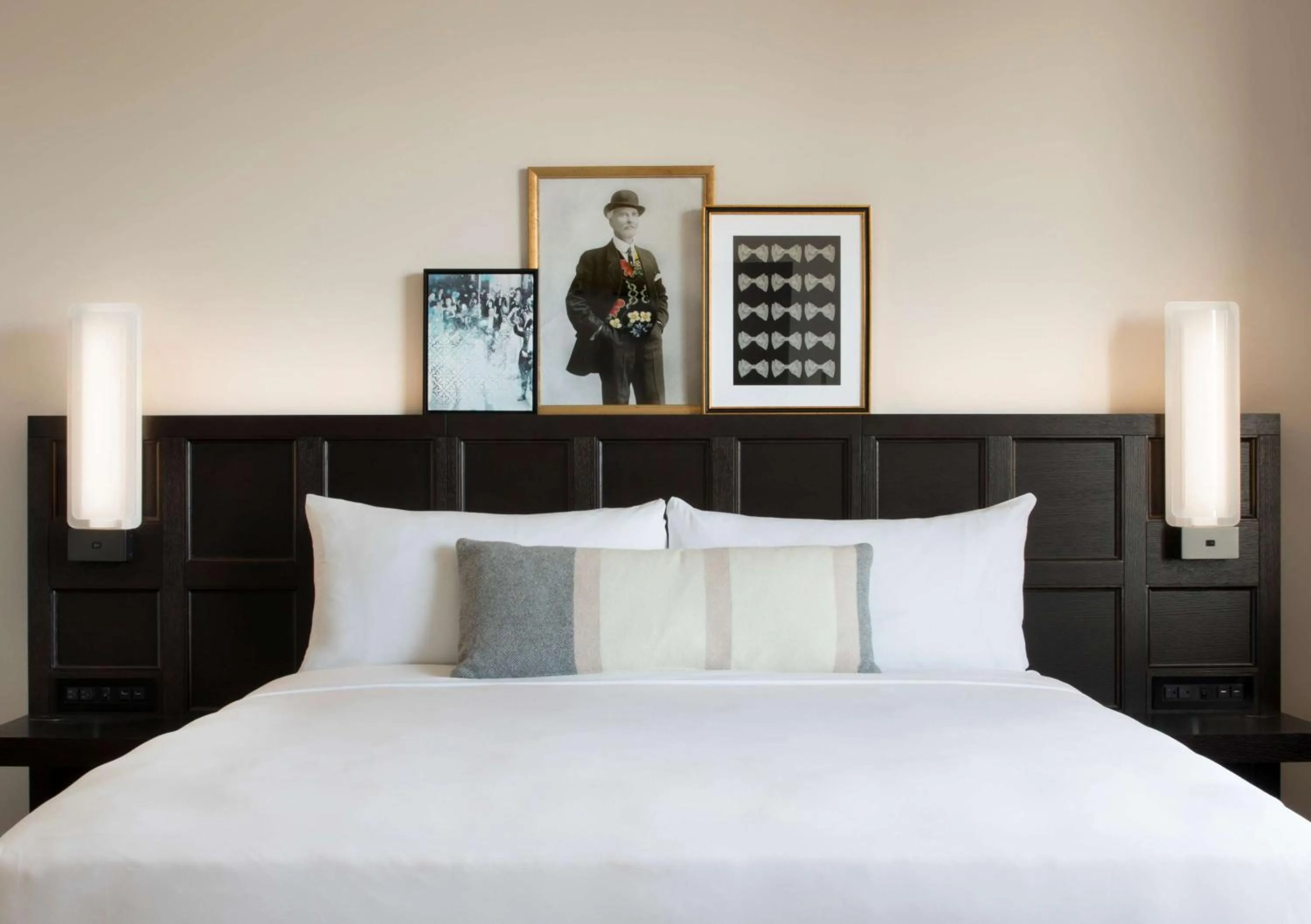 Photo of the whole room, Bed in The Clift Royal Sonesta San Francisco