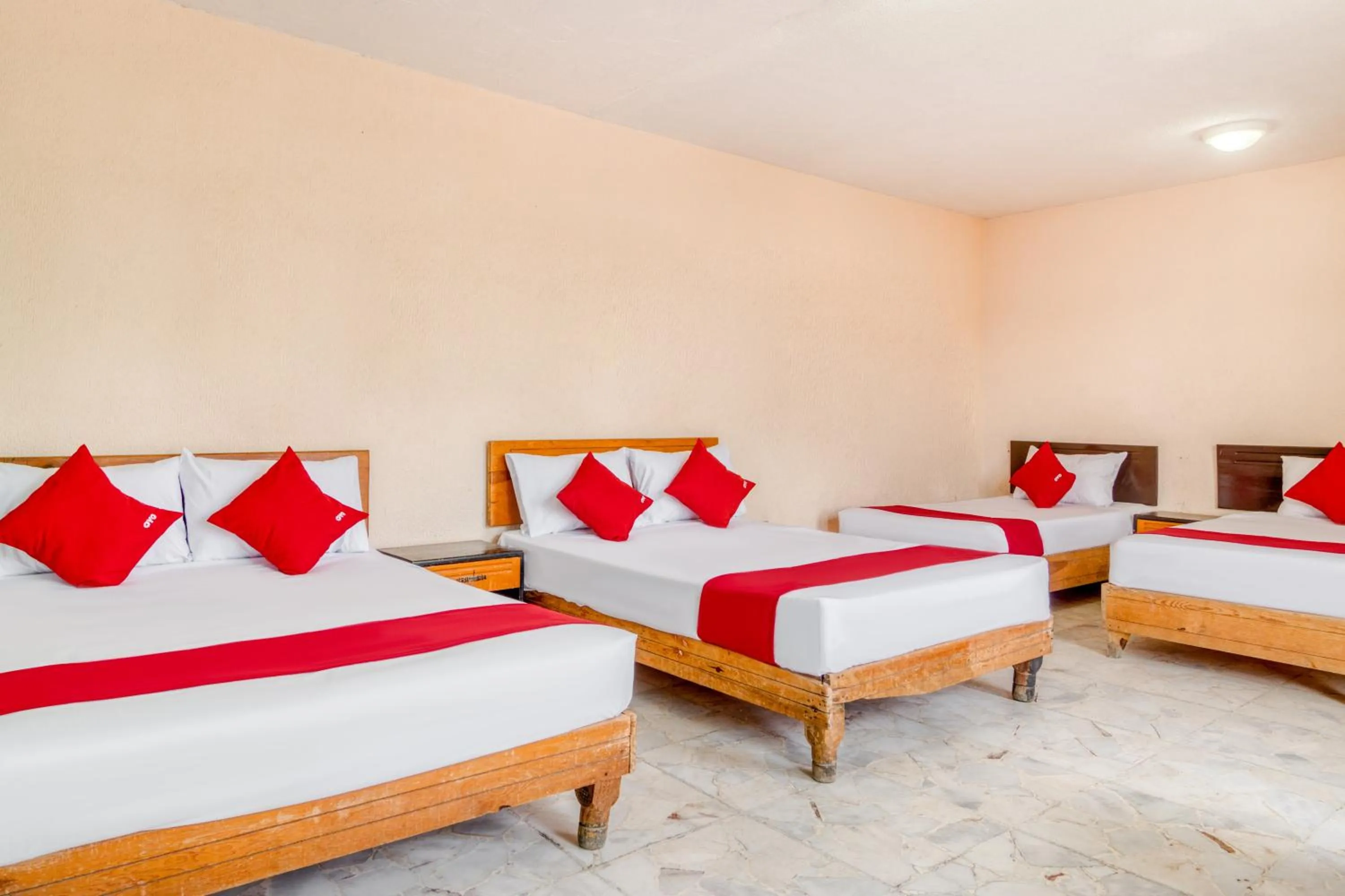 Bedroom, Bed in Capital O Hotel La Siesta, Gomez Palacio