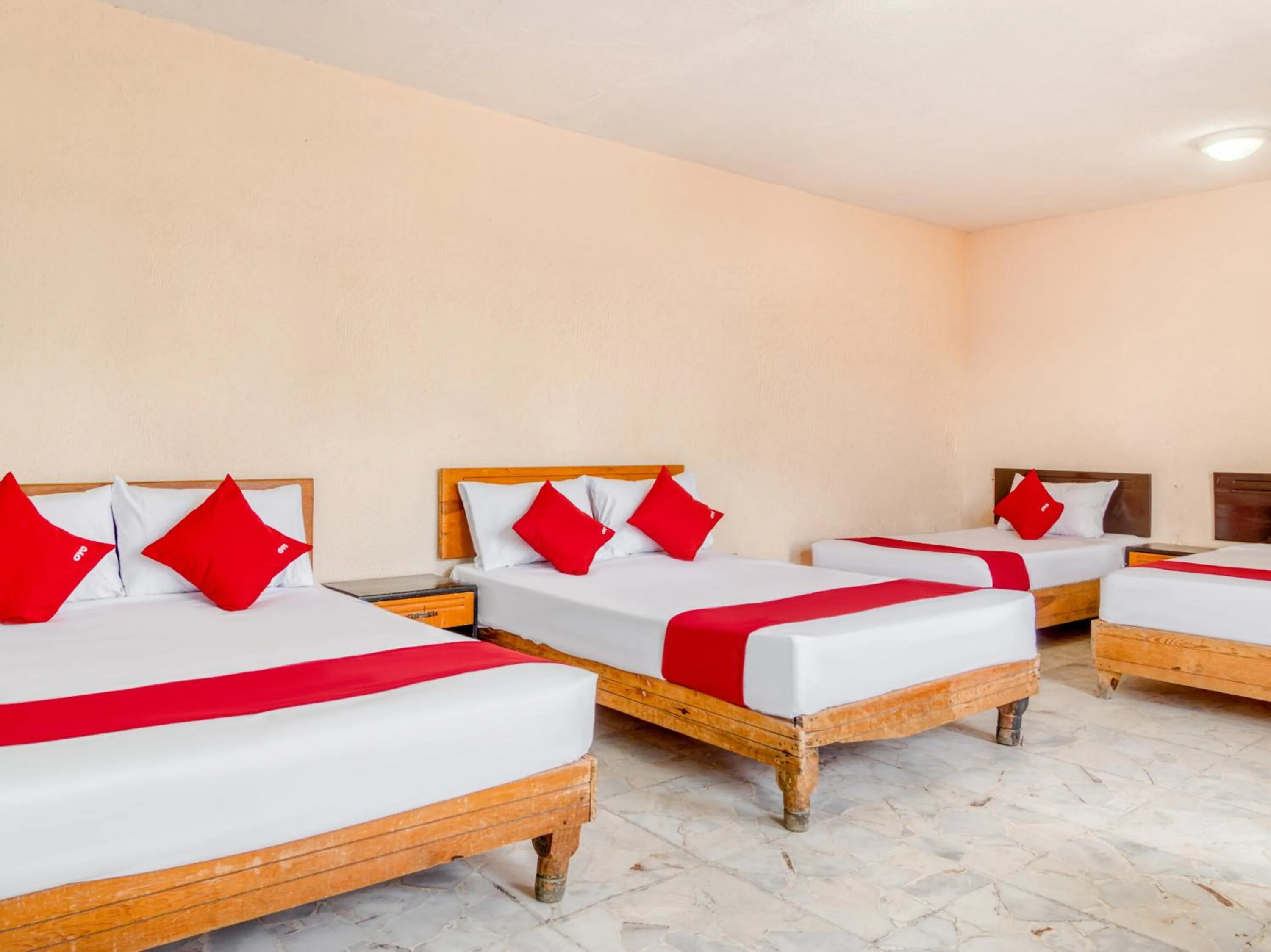 Bedroom, Bed in Capital O Hotel La Siesta, Gomez Palacio