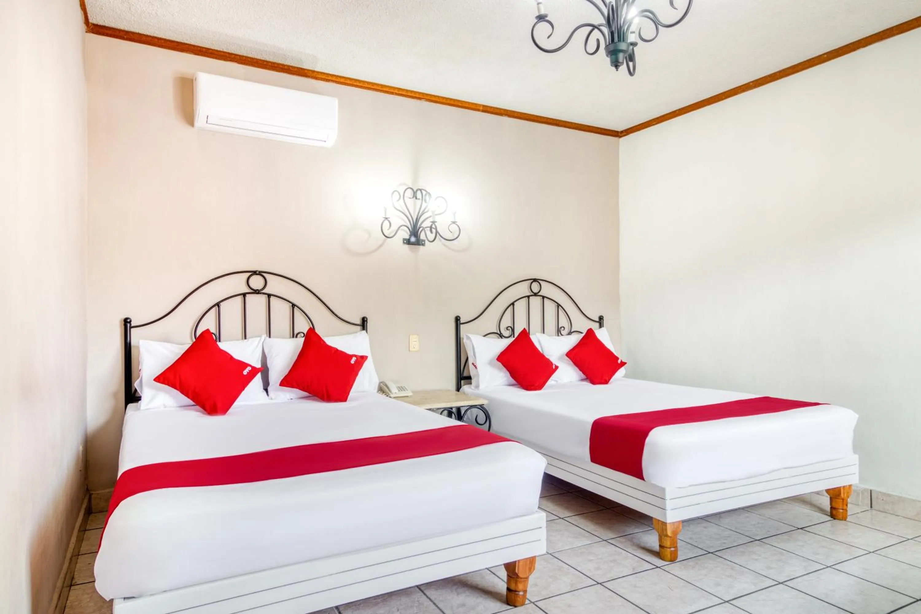 Bedroom, Bed in Capital O Hotel La Siesta, Gomez Palacio