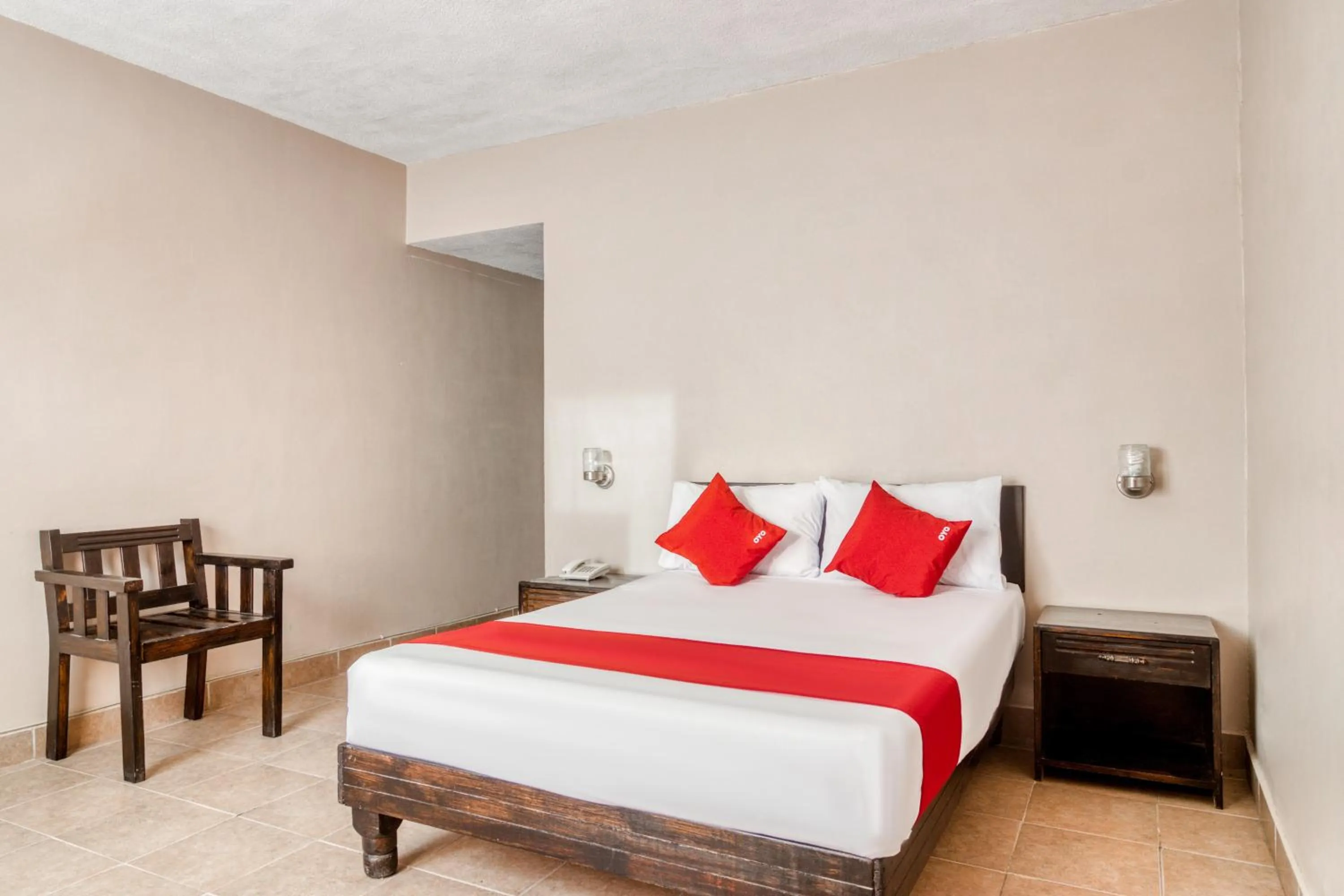 Bedroom, Bed in Capital O Hotel La Siesta, Gomez Palacio