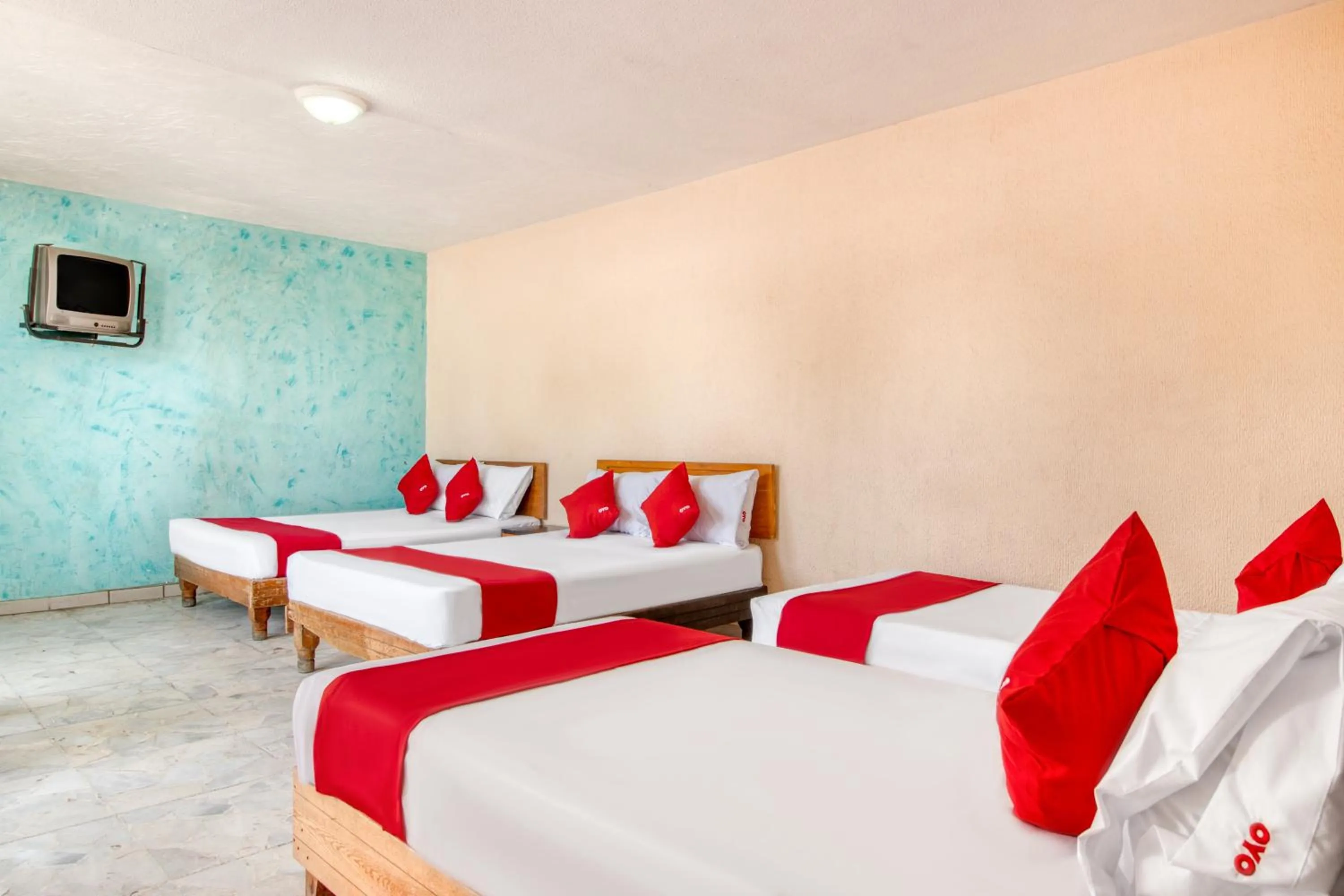 Bedroom, Bed in Capital O Hotel La Siesta, Gomez Palacio