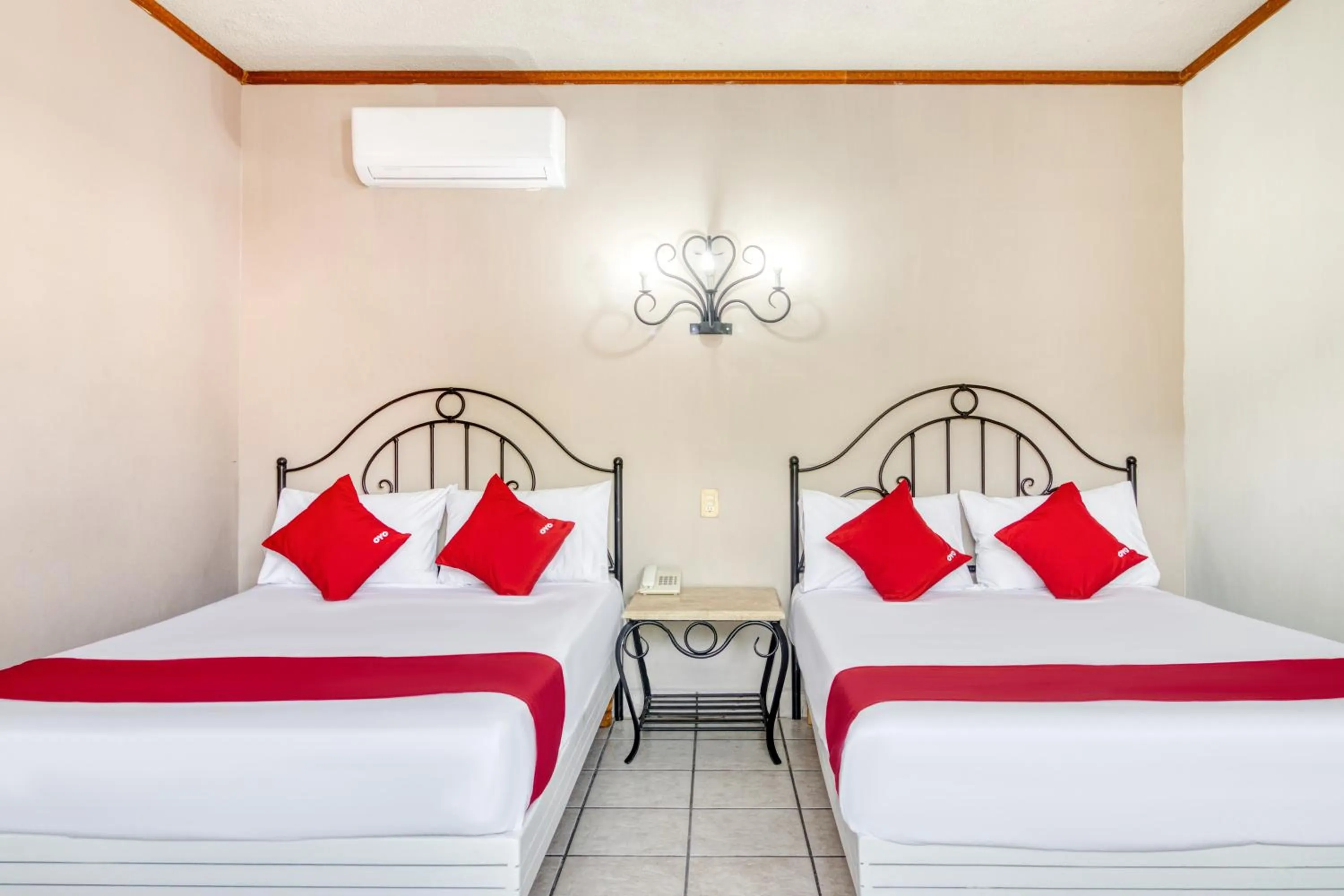 Bedroom, Bed in Capital O Hotel La Siesta, Gomez Palacio