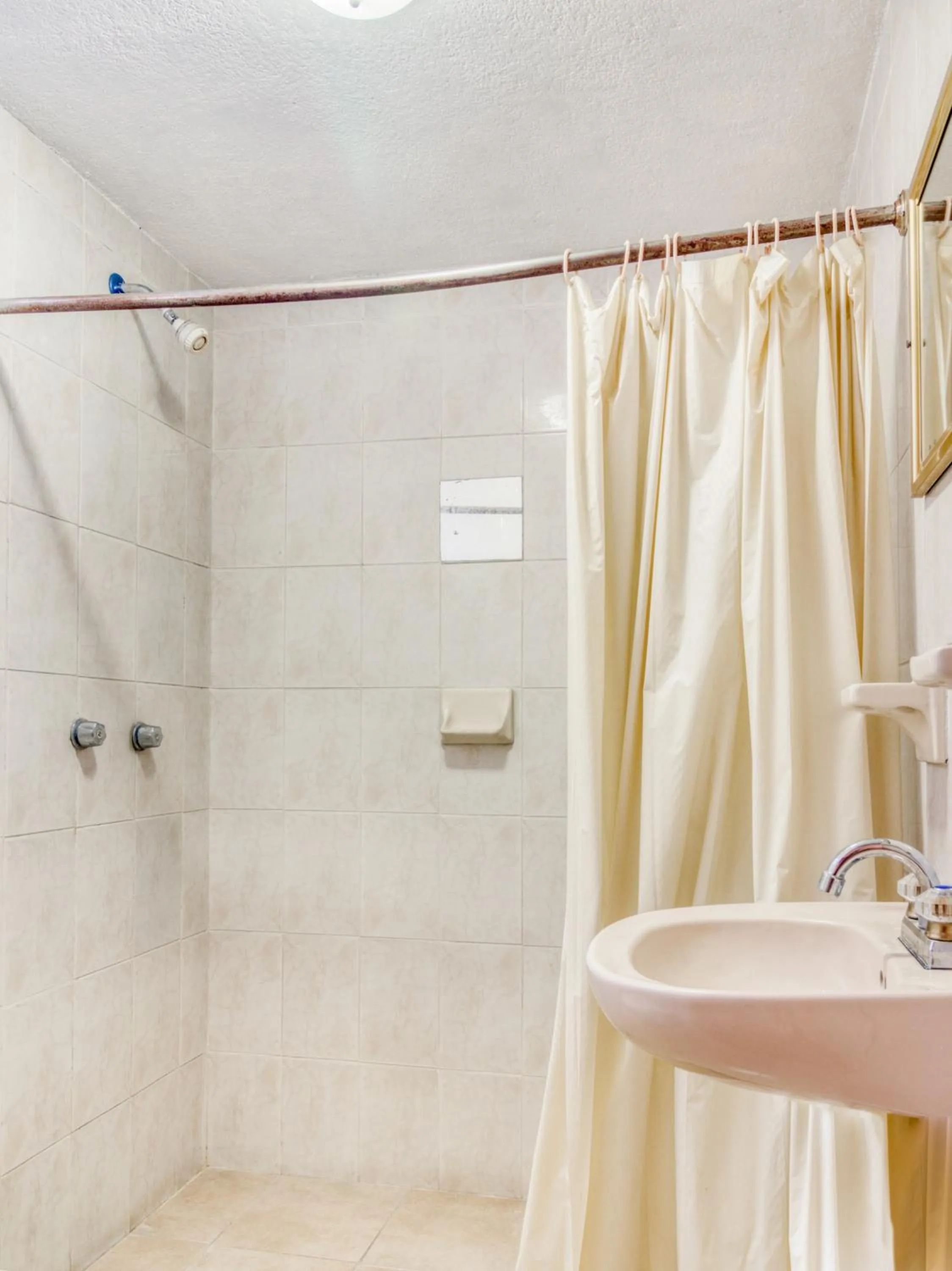 Bathroom in Capital O Hotel La Siesta, Gomez Palacio