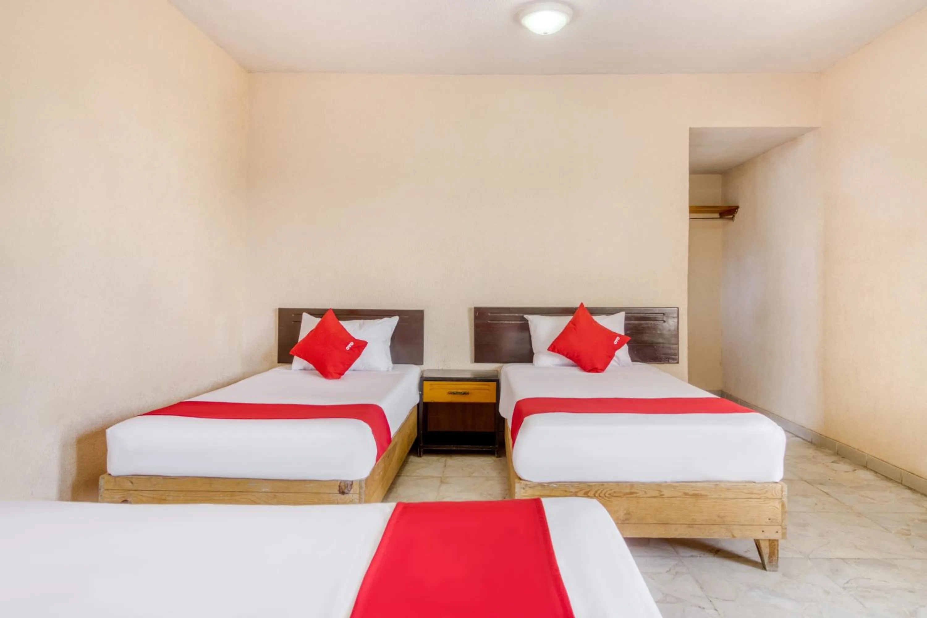 Bedroom, Bed in Capital O Hotel La Siesta, Gomez Palacio