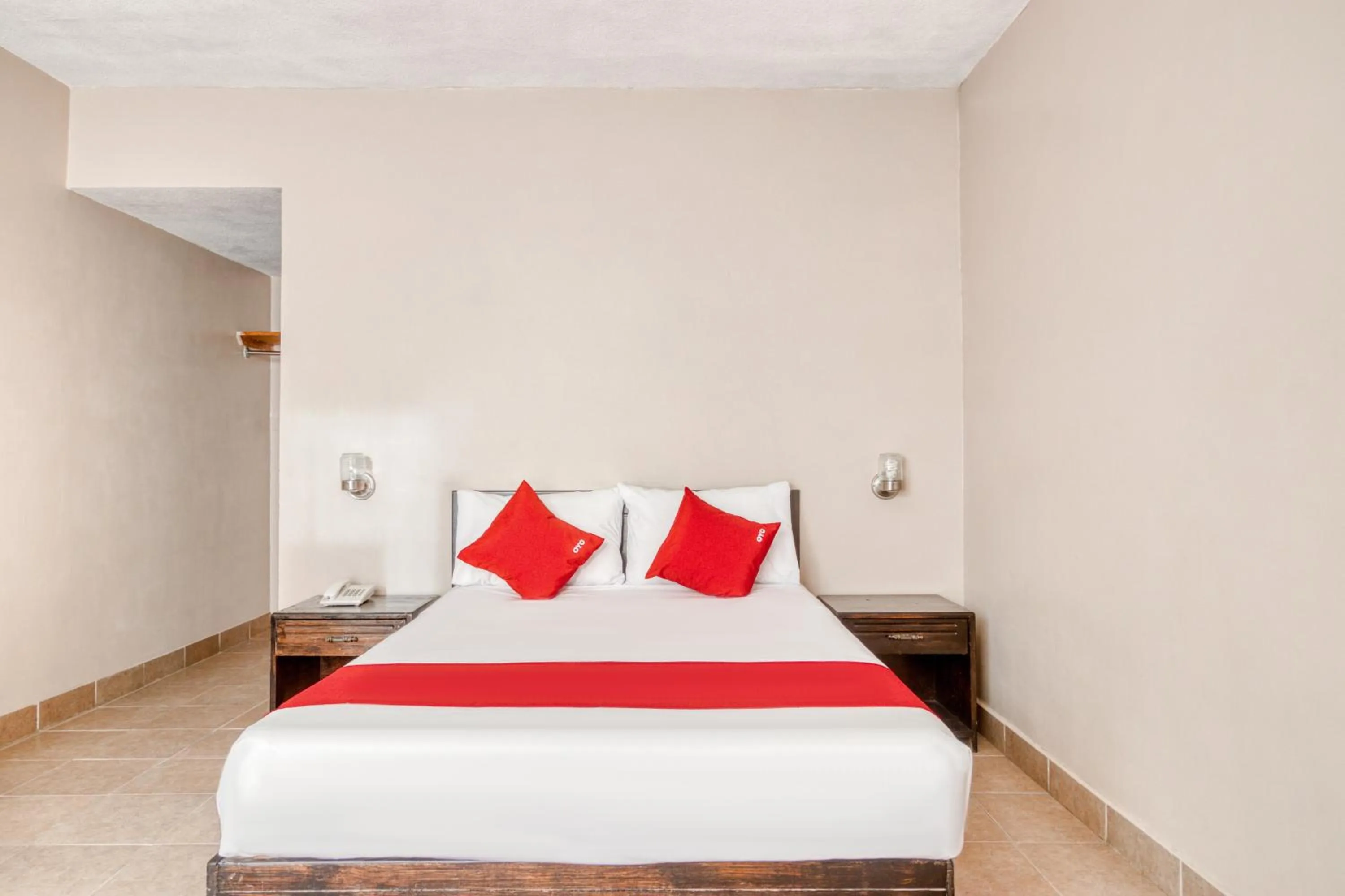 Bedroom, Bed in Capital O Hotel La Siesta, Gomez Palacio