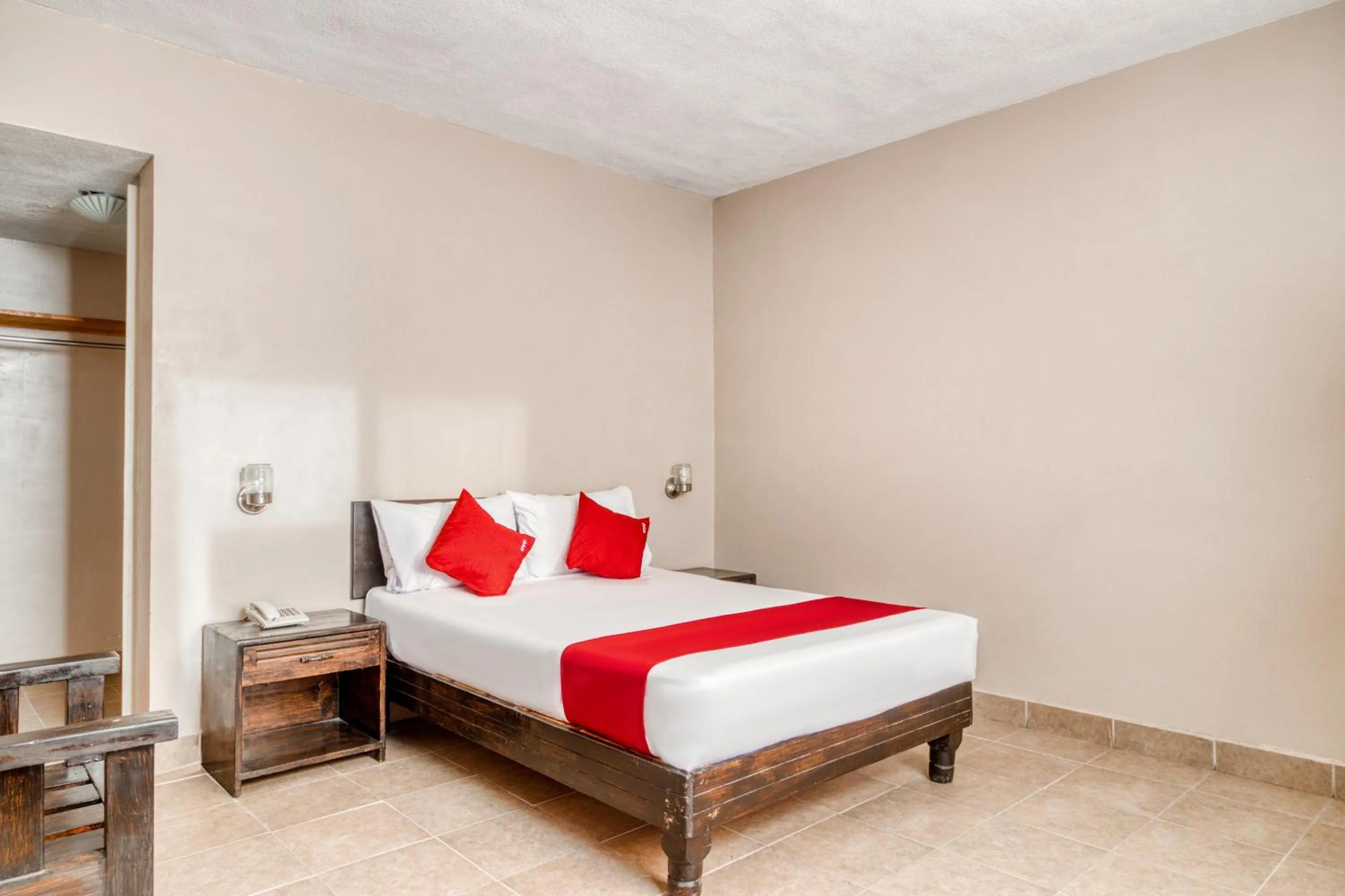 Bedroom, Bed in Capital O Hotel La Siesta, Gomez Palacio