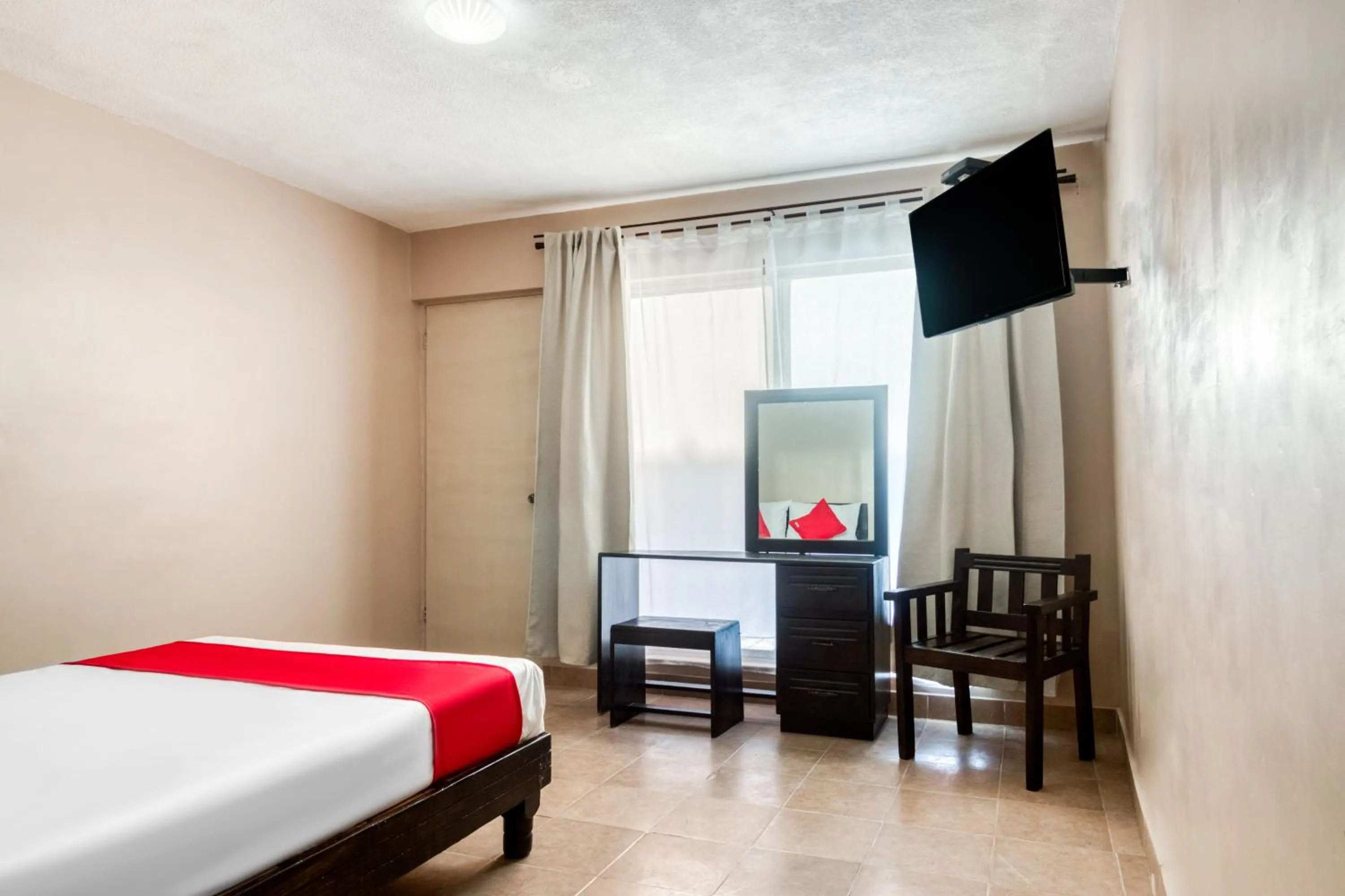 Bedroom, Bed in Capital O Hotel La Siesta, Gomez Palacio