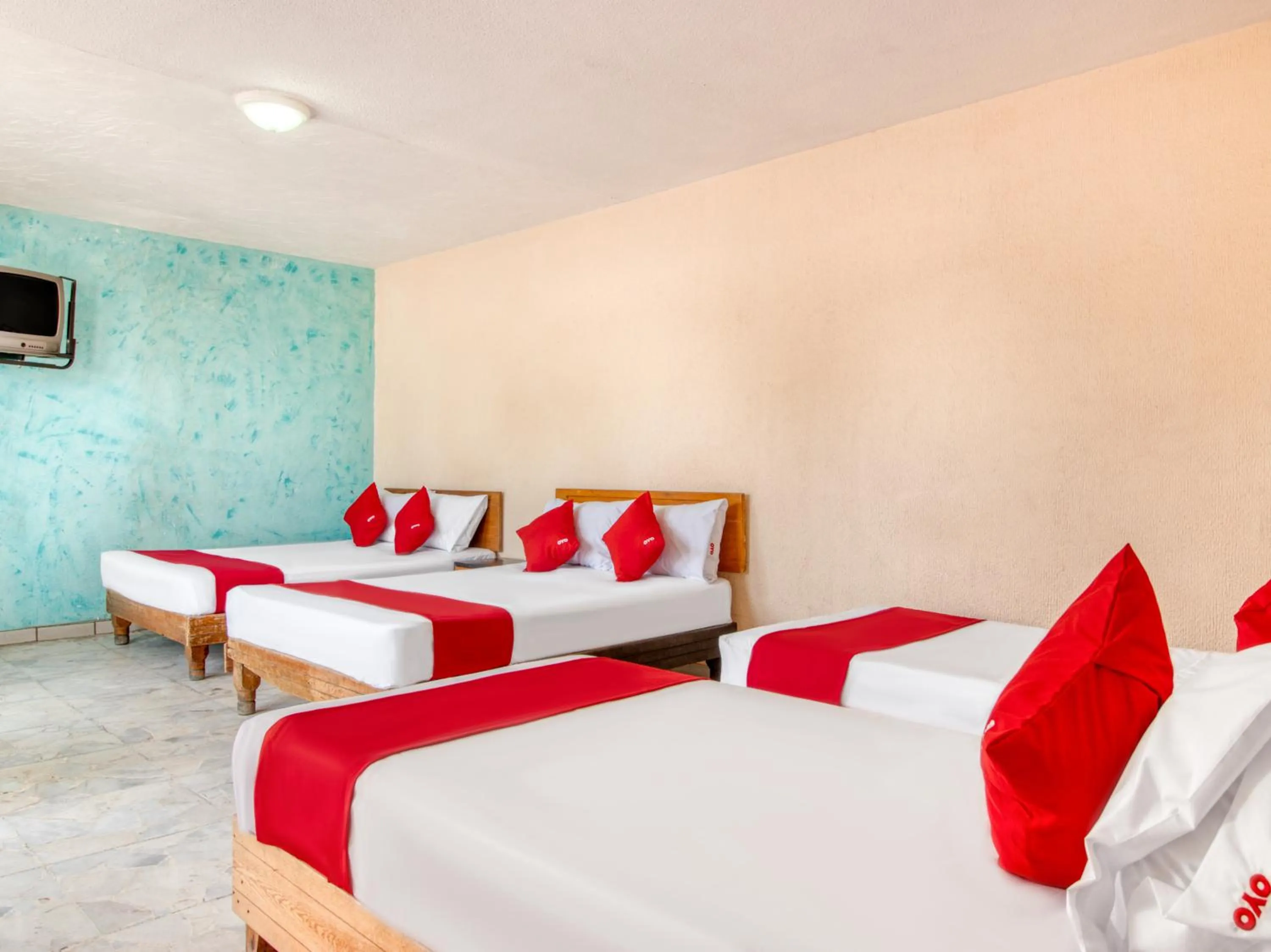 Bedroom, Bed in Capital O Hotel La Siesta, Gomez Palacio