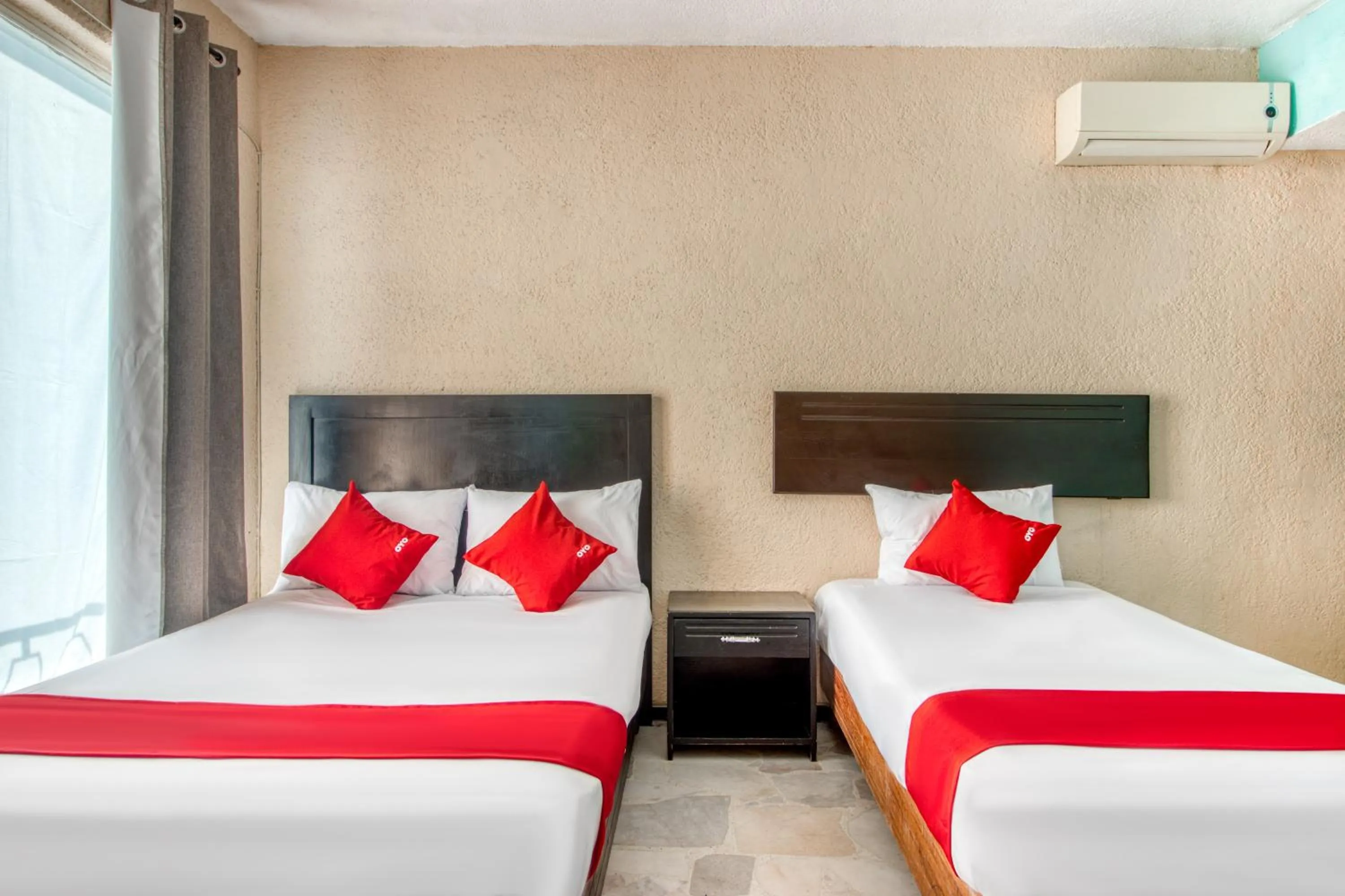 Bedroom, Bed in Capital O Hotel La Siesta, Gomez Palacio